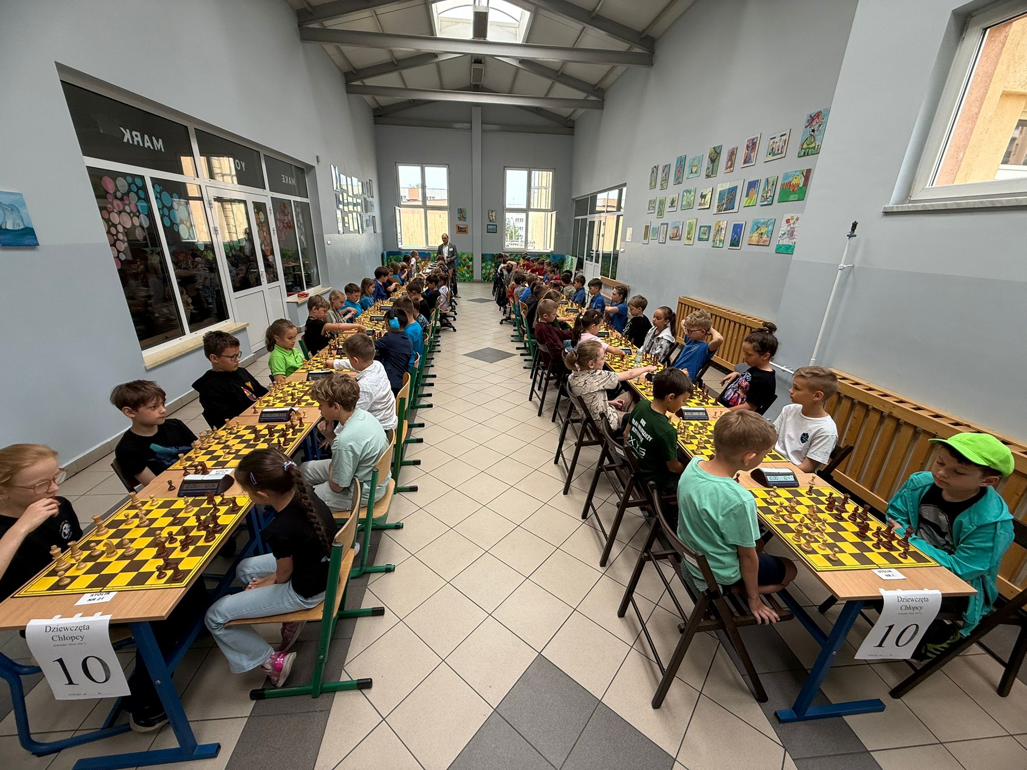 dzieci przy szachownicach