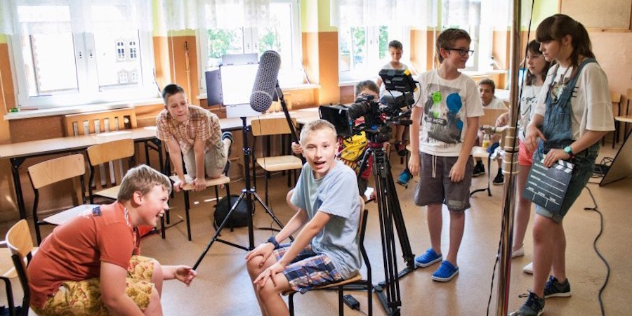 Dzieci podczas warsztatów filmowych