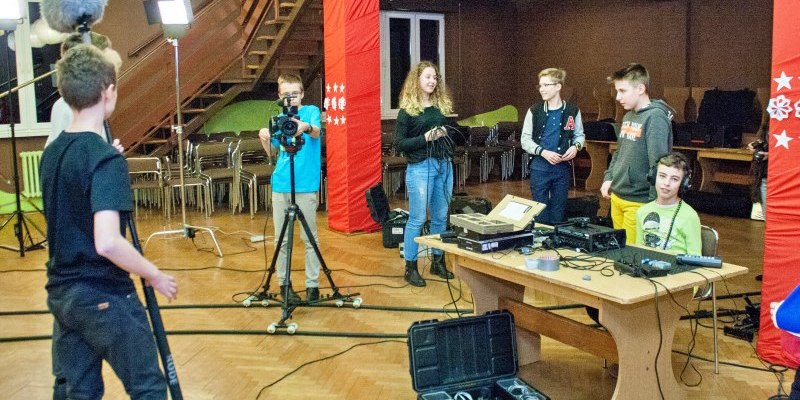 Dzieci podczas warsztatów filmowych
