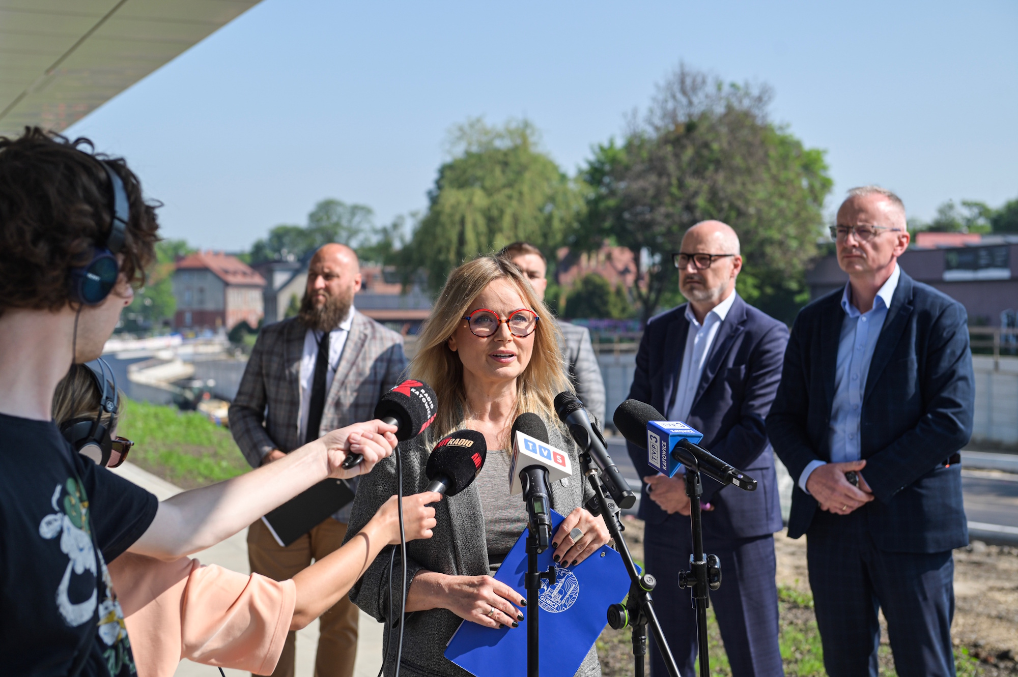 W gliwickich Łabędach trwa jedna z największych inwestycji ostatnich lat. Polskie Linie Kolejowe SA modernizują perony i torowisko oraz budują nowy wiadukt ze stacją, a w ścisłej koordynacji z nimi Miasto Gliwice kompleksowo przebudowuje okoliczny układ drogowy