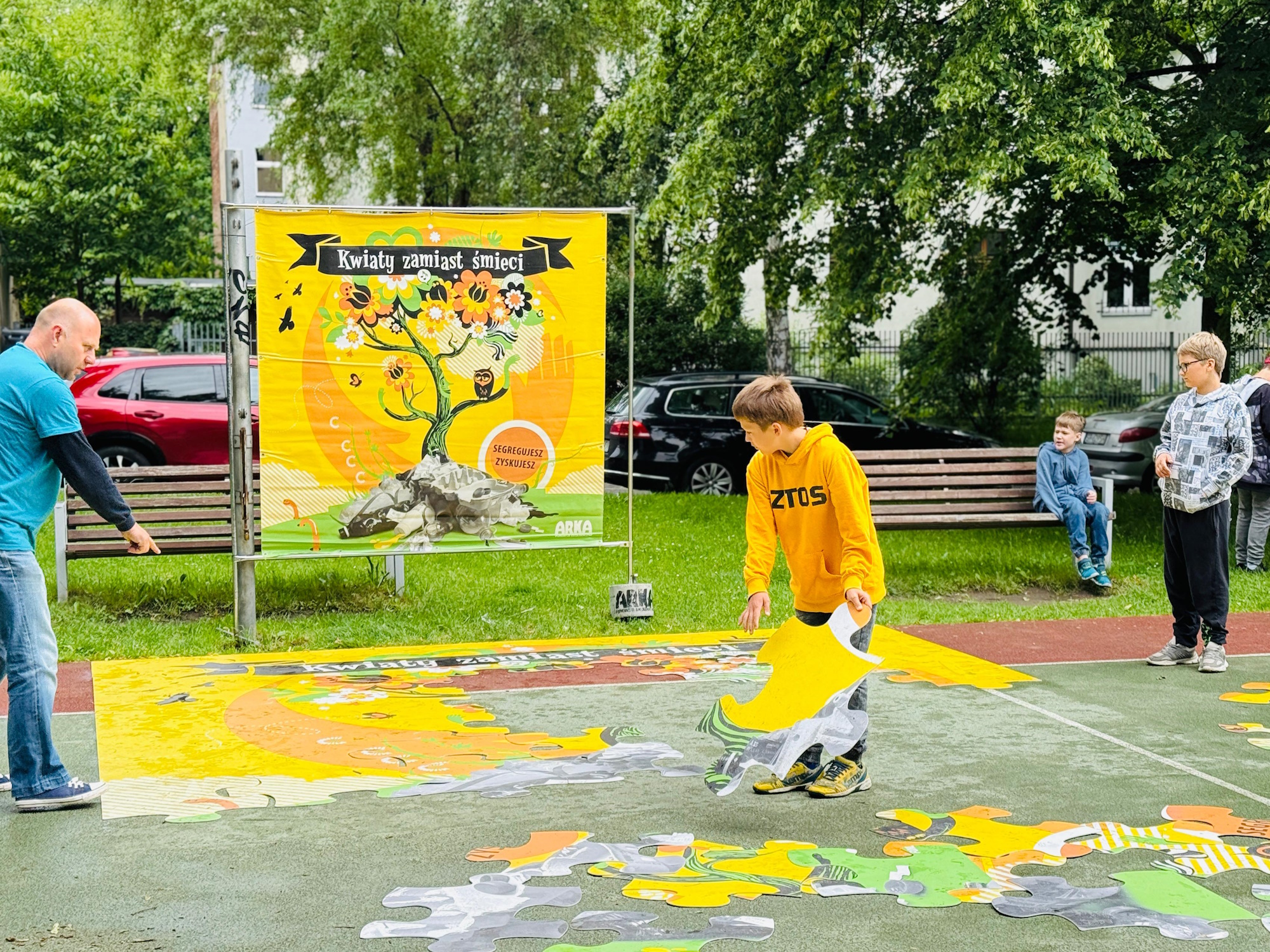 dziecko ubrane na żółto przy zabawie
