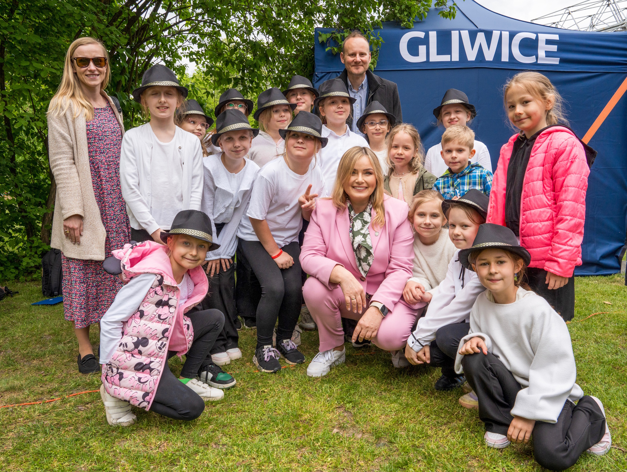 wspólne zdjęcie prezydent Gliwic i zastępcy z małymi artystami