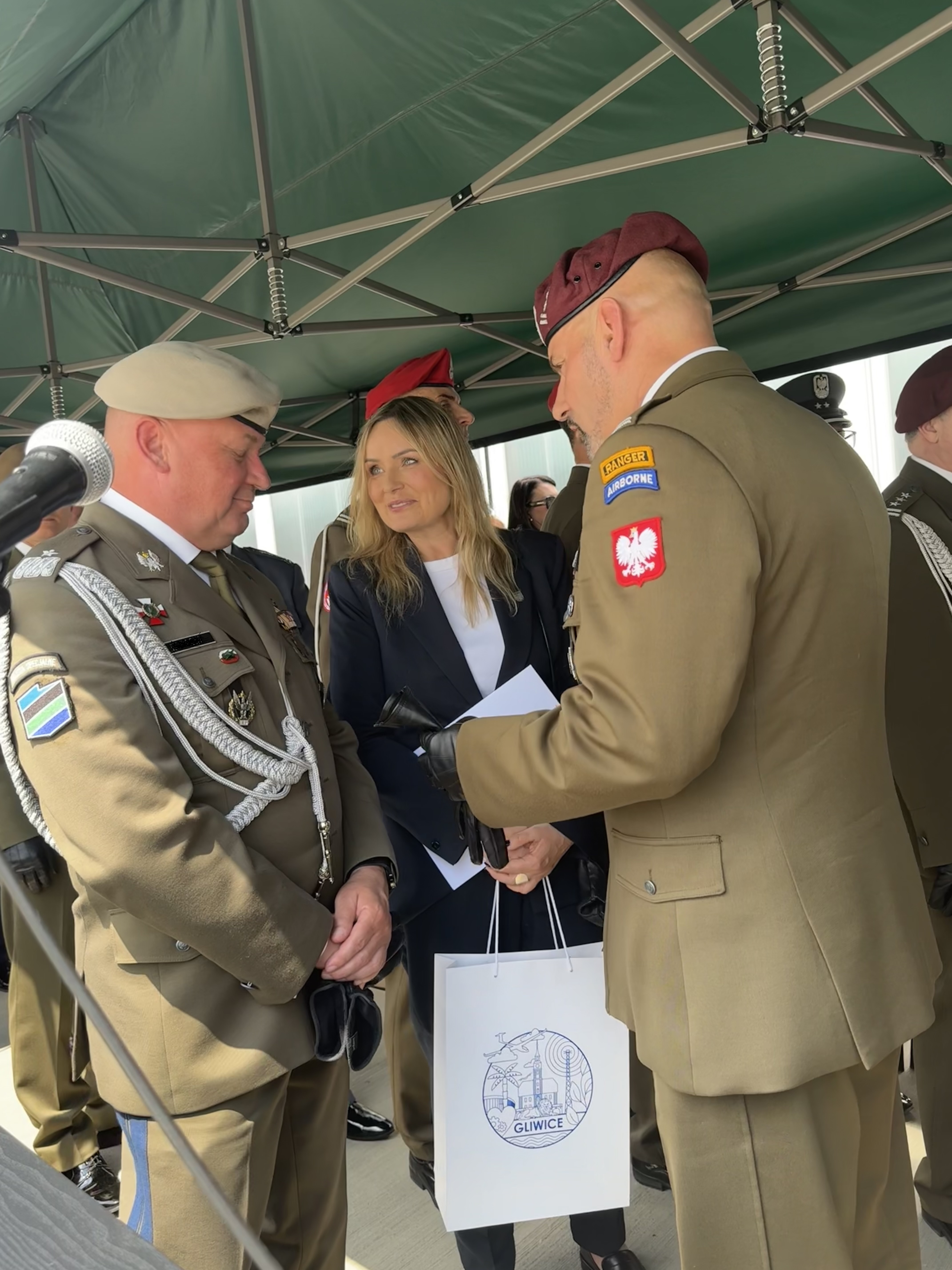 dwóch żołnierzy i prezydent