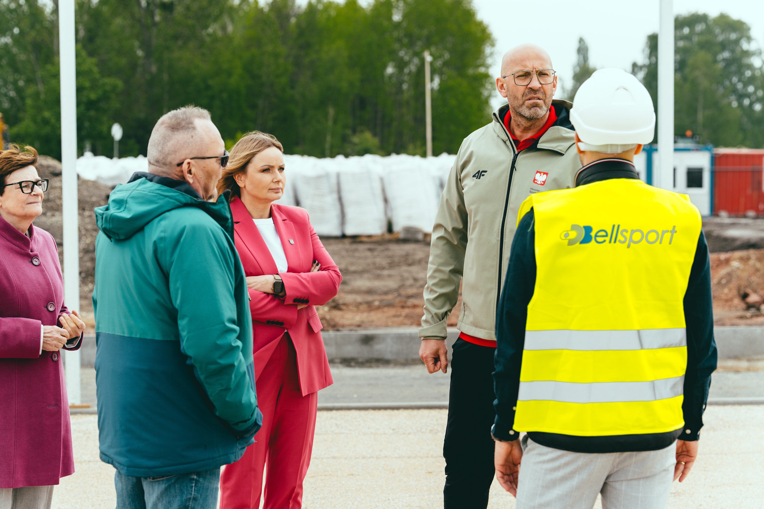 Minister sportu i turystyki Jakub Rutnicki oglądający boisko na Jagodowej z prezydent Gliwic