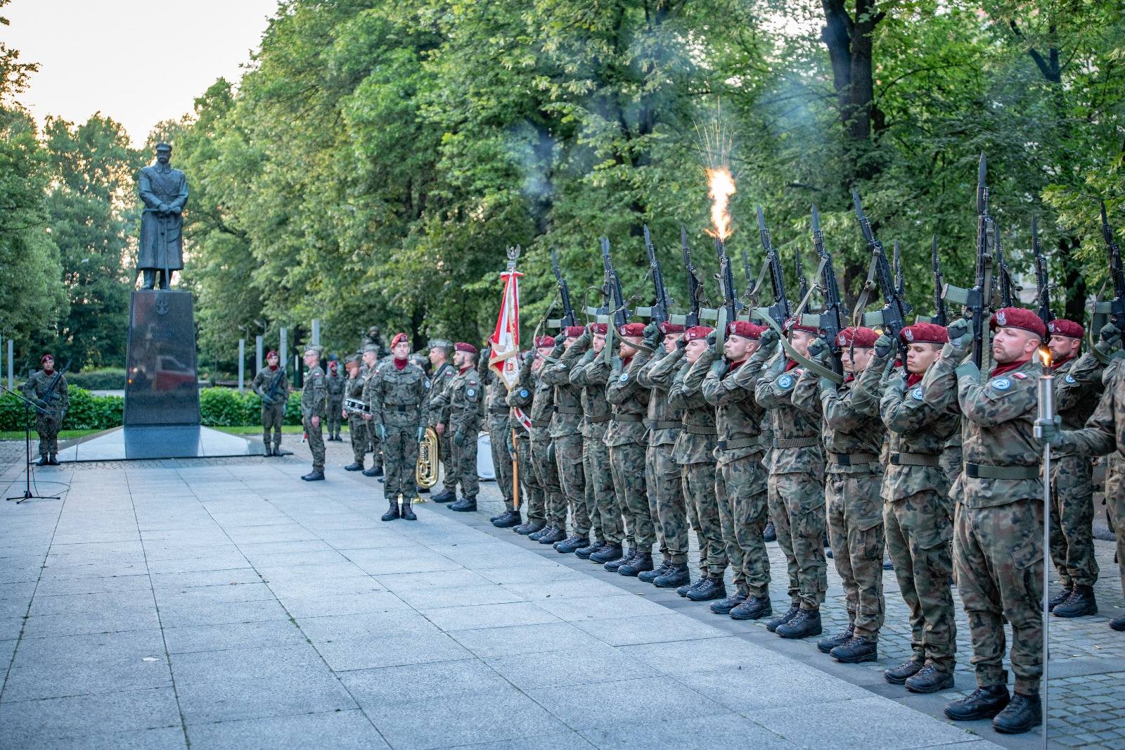 żołnierze na placu Piłsudskiego