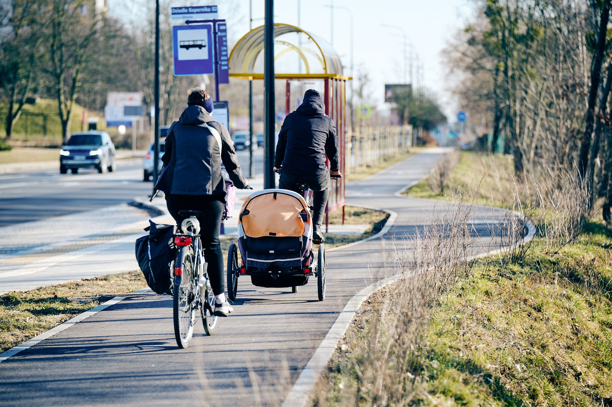 Rodzina jadąca na rowerach ścieżką wzdłuż ul. Toszeckiej