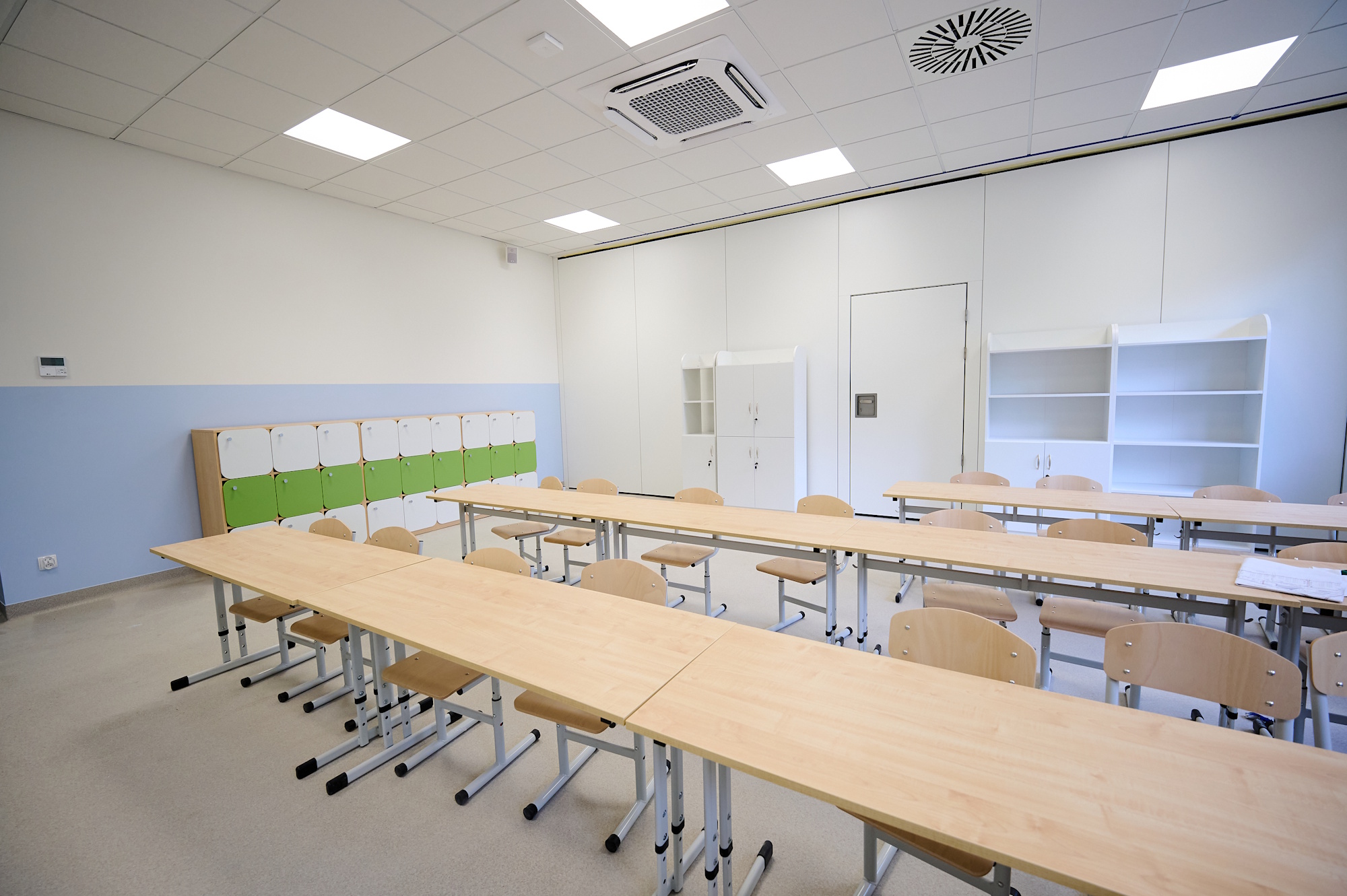 klasa po remoncie, w jasnych kolorach
