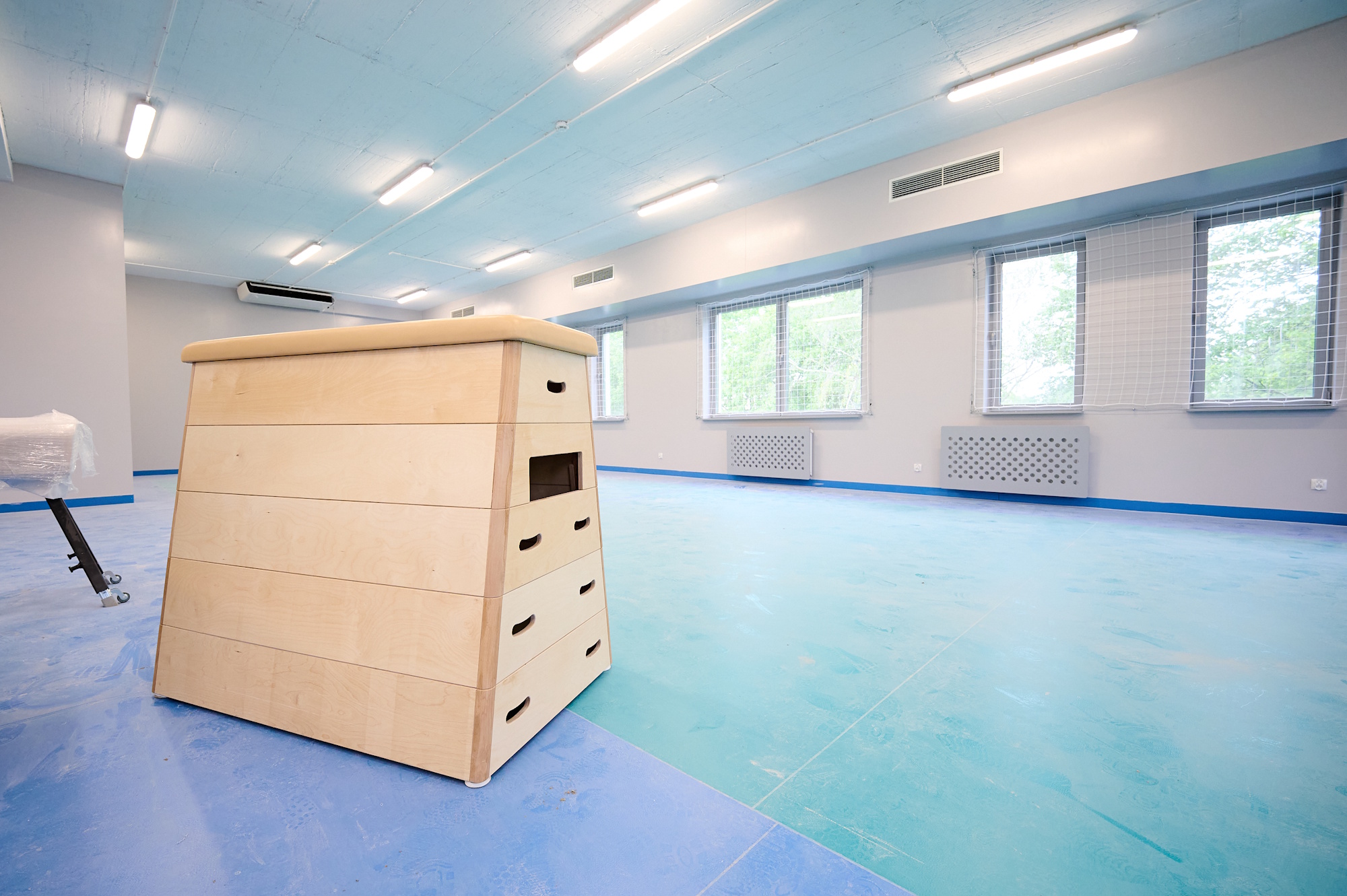 sala gimnastyczna ze skrzynią do skoków