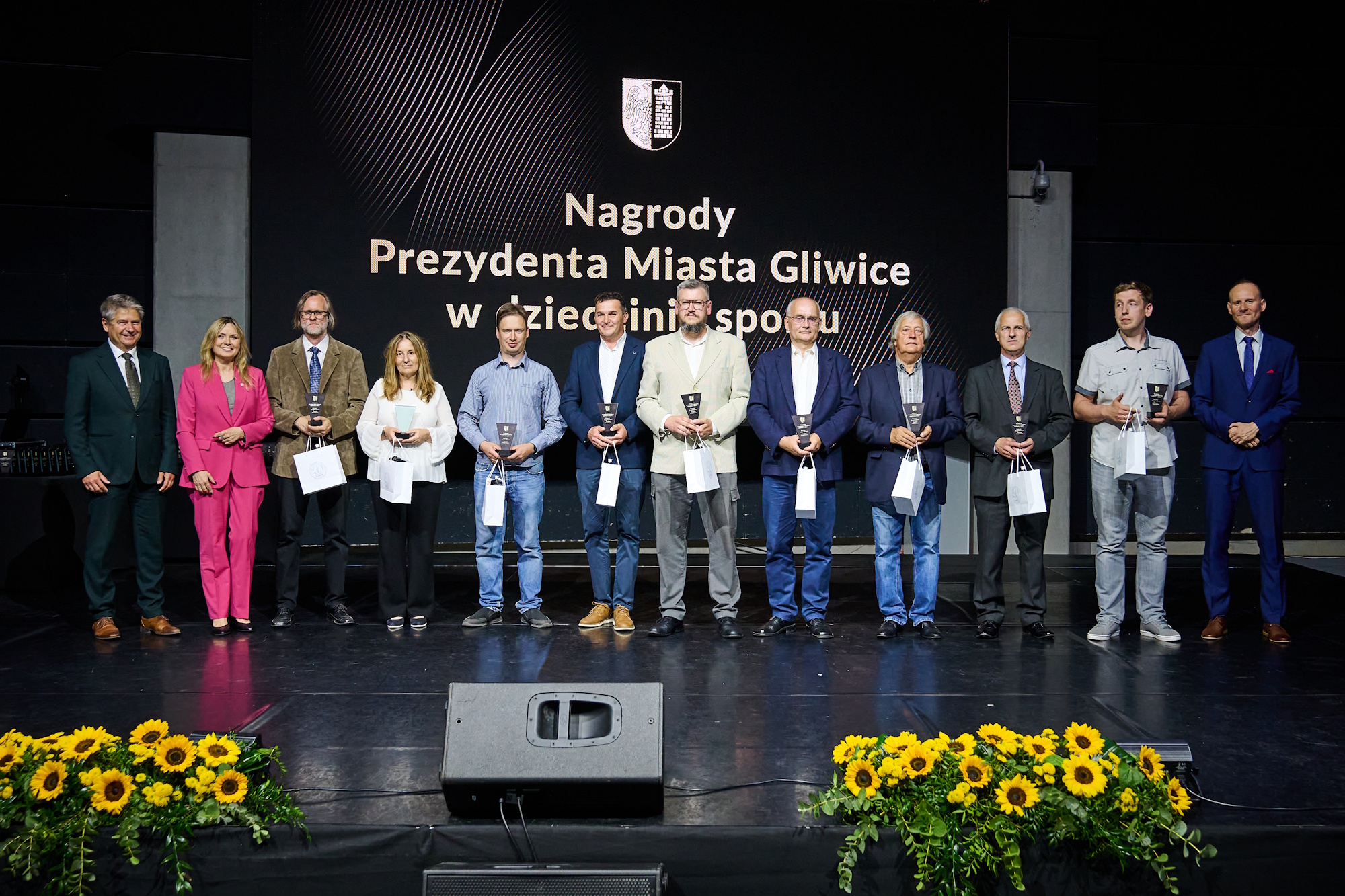 Nagrody i wyróżnienia Prezydenta Miasta Gliwice za wybitne osiągnięcia sportowe w 2025 roku odebrało w sumie 197 osób – 35 trenerów i 162 zawodników, w tym osoby z niepełnosprawnościami