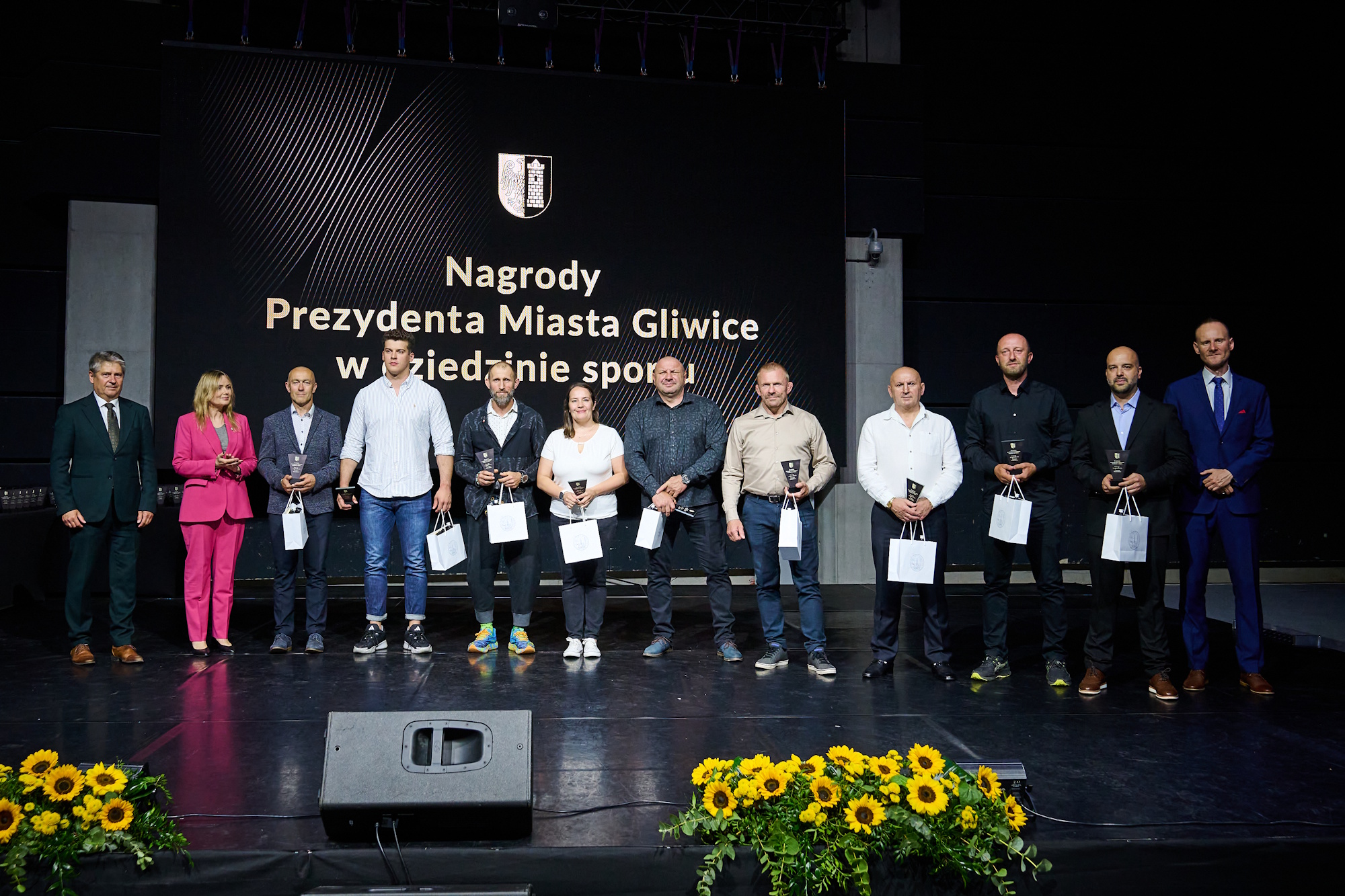 Nagrody i wyróżnienia Prezydenta Miasta Gliwice za wybitne osiągnięcia sportowe w 2025 roku odebrało w sumie 197 osób – 35 trenerów i 162 zawodników, w tym osoby z niepełnosprawnościami