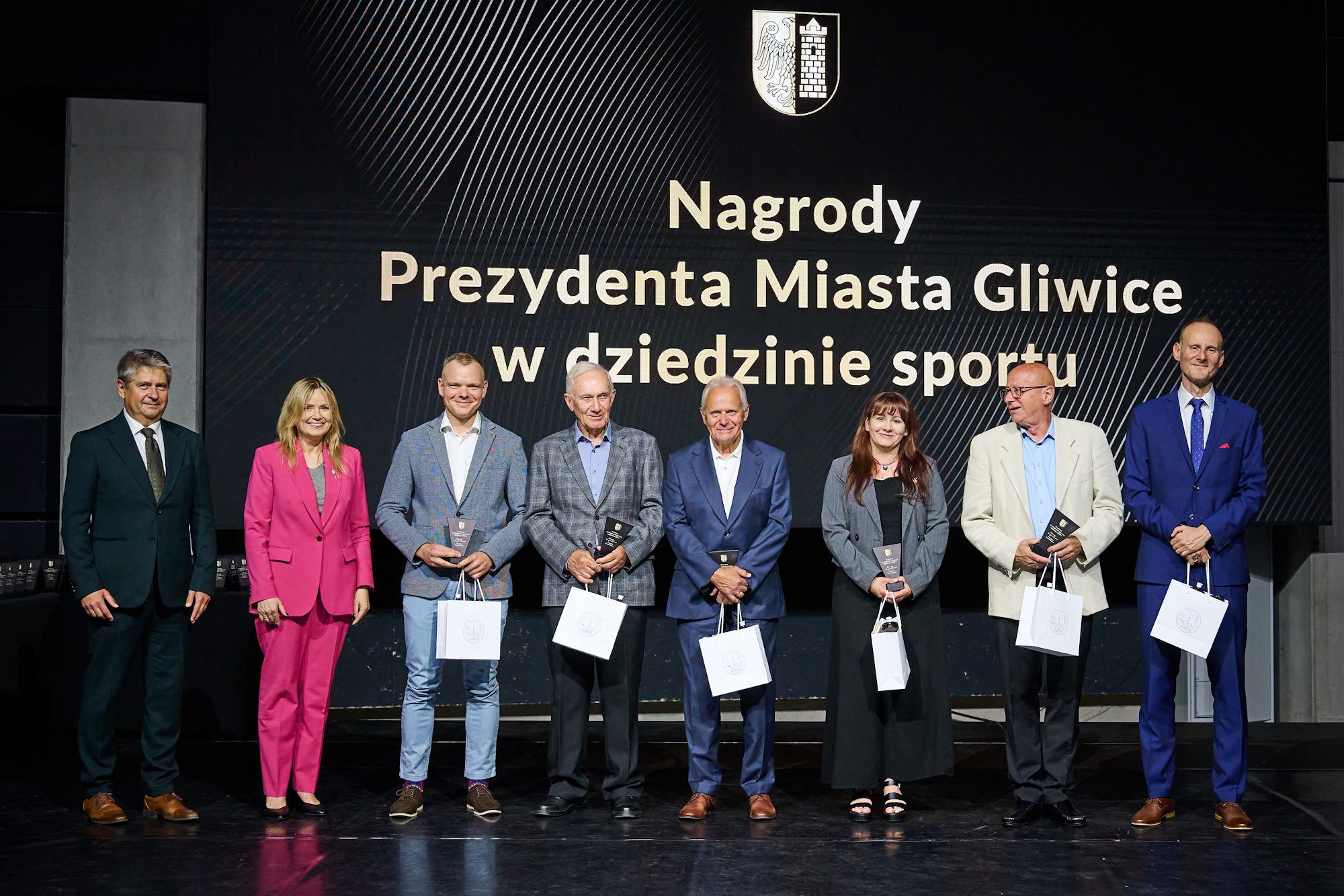 Nagrody i wyróżnienia Prezydenta Miasta Gliwice za wybitne osiągnięcia sportowe w 2025 roku odebrało w sumie 197 osób – 35 trenerów i 162 zawodników, w tym osoby z niepełnosprawnościami