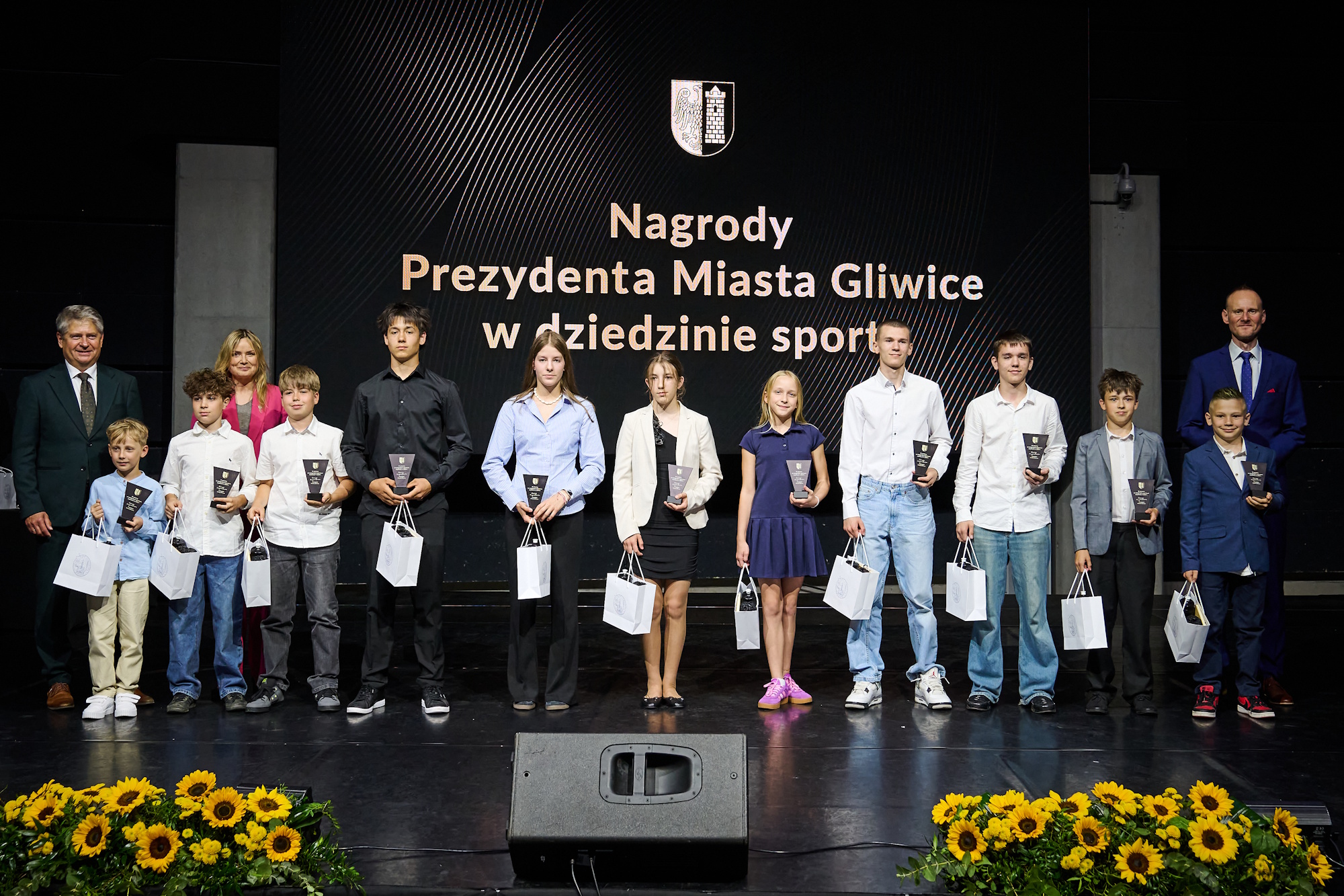 Nagrody i wyróżnienia Prezydenta Miasta Gliwice za wybitne osiągnięcia sportowe w 2025 roku odebrało w sumie 197 osób – 35 trenerów i 162 zawodników, w tym osoby z niepełnosprawnościami