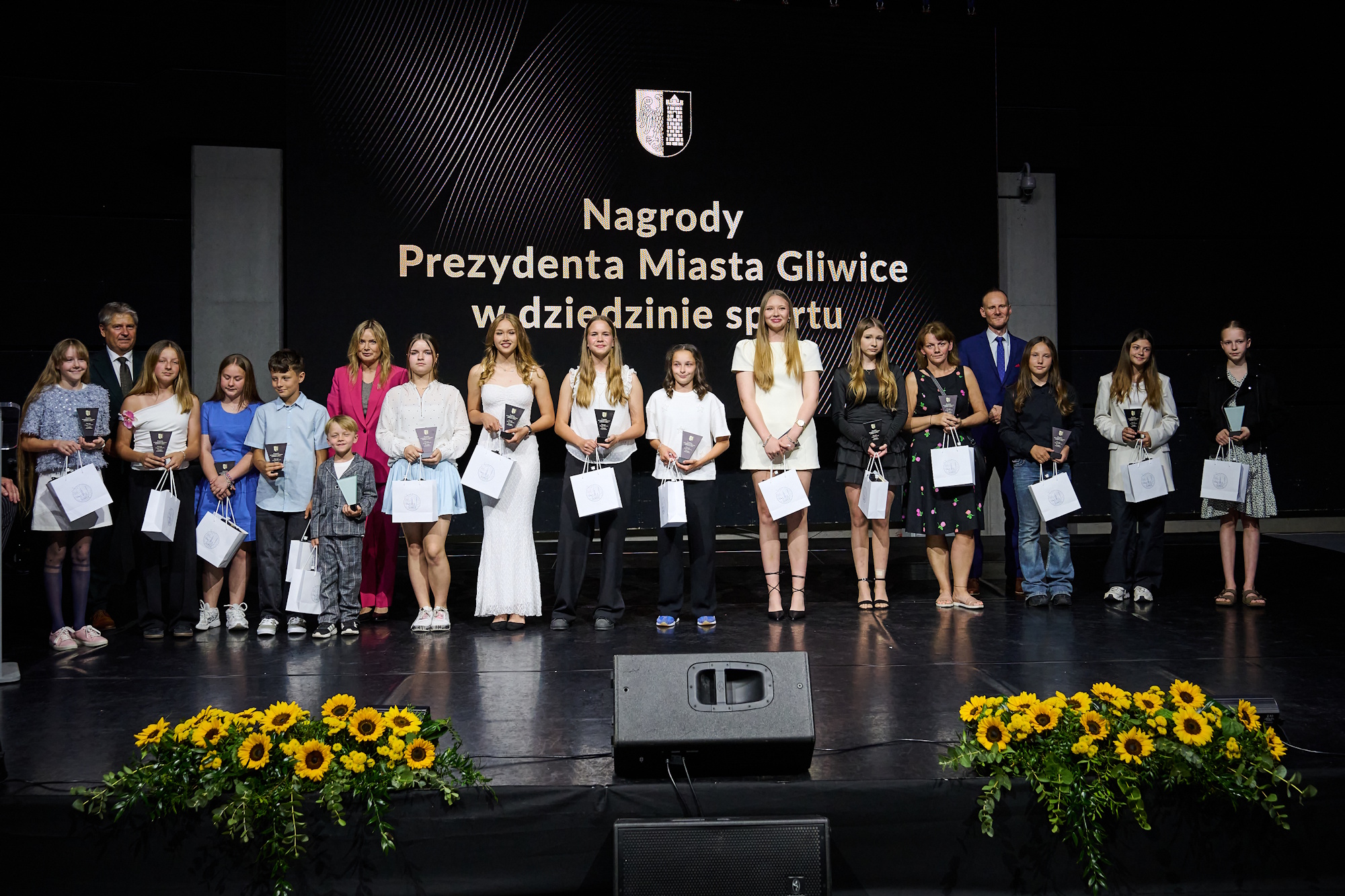 Nagrody i wyróżnienia Prezydenta Miasta Gliwice za wybitne osiągnięcia sportowe w 2025 roku odebrało w sumie 197 osób – 35 trenerów i 162 zawodników, w tym osoby z niepełnosprawnościami