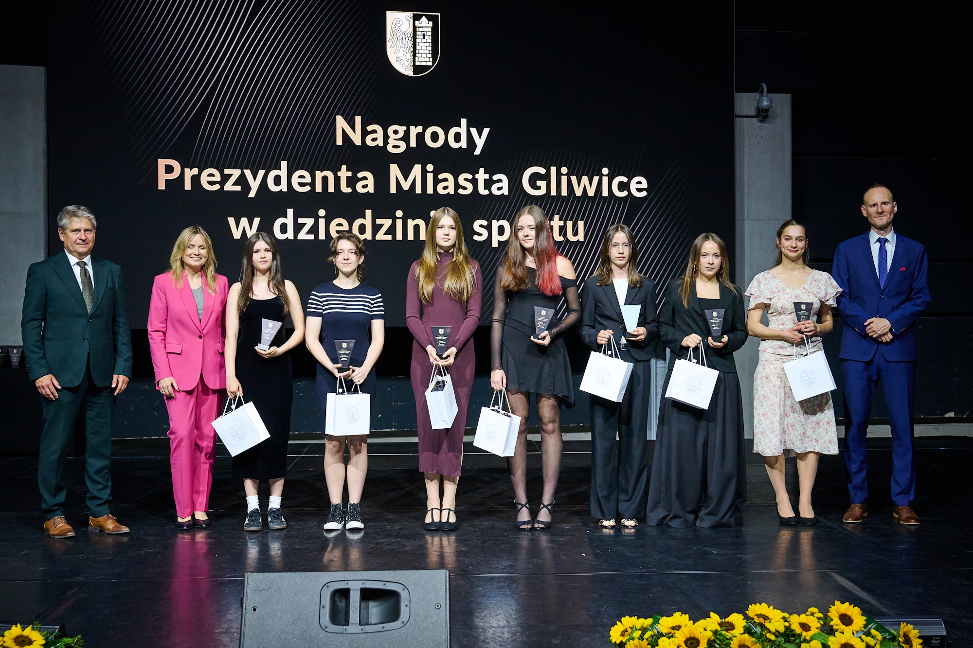 Nagrody i wyróżnienia Prezydenta Miasta Gliwice za wybitne osiągnięcia sportowe w 2025 roku odebrało w sumie 197 osób – 35 trenerów i 162 zawodników, w tym osoby z niepełnosprawnościami