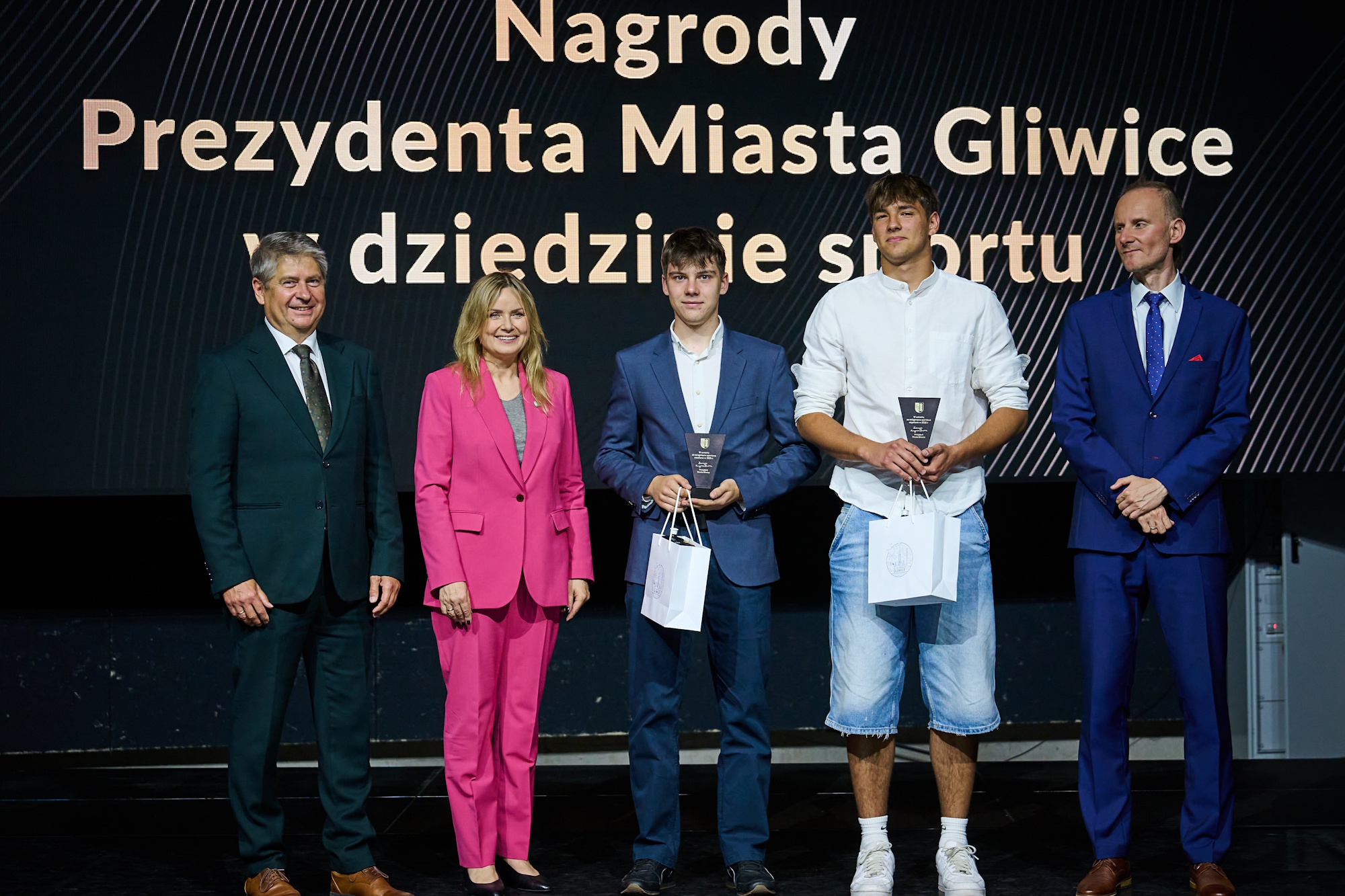 Nagrody i wyróżnienia Prezydenta Miasta Gliwice za wybitne osiągnięcia sportowe w 2025 roku odebrało w sumie 197 osób – 35 trenerów i 162 zawodników, w tym osoby z niepełnosprawnościami