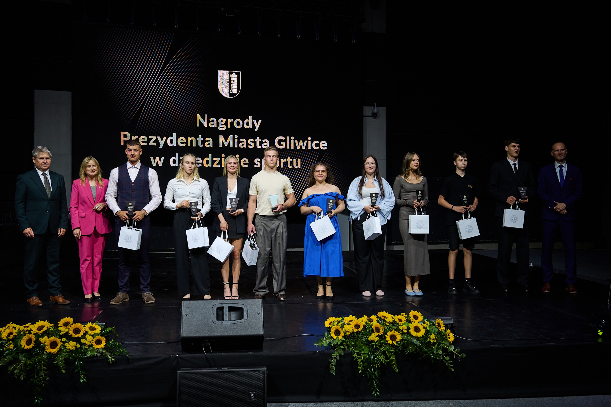 Nagrody i wyróżnienia Prezydenta Miasta Gliwice za wybitne osiągnięcia sportowe w 2025 roku odebrało w sumie 197 osób – 35 trenerów i 162 zawodników, w tym osoby z niepełnosprawnościami