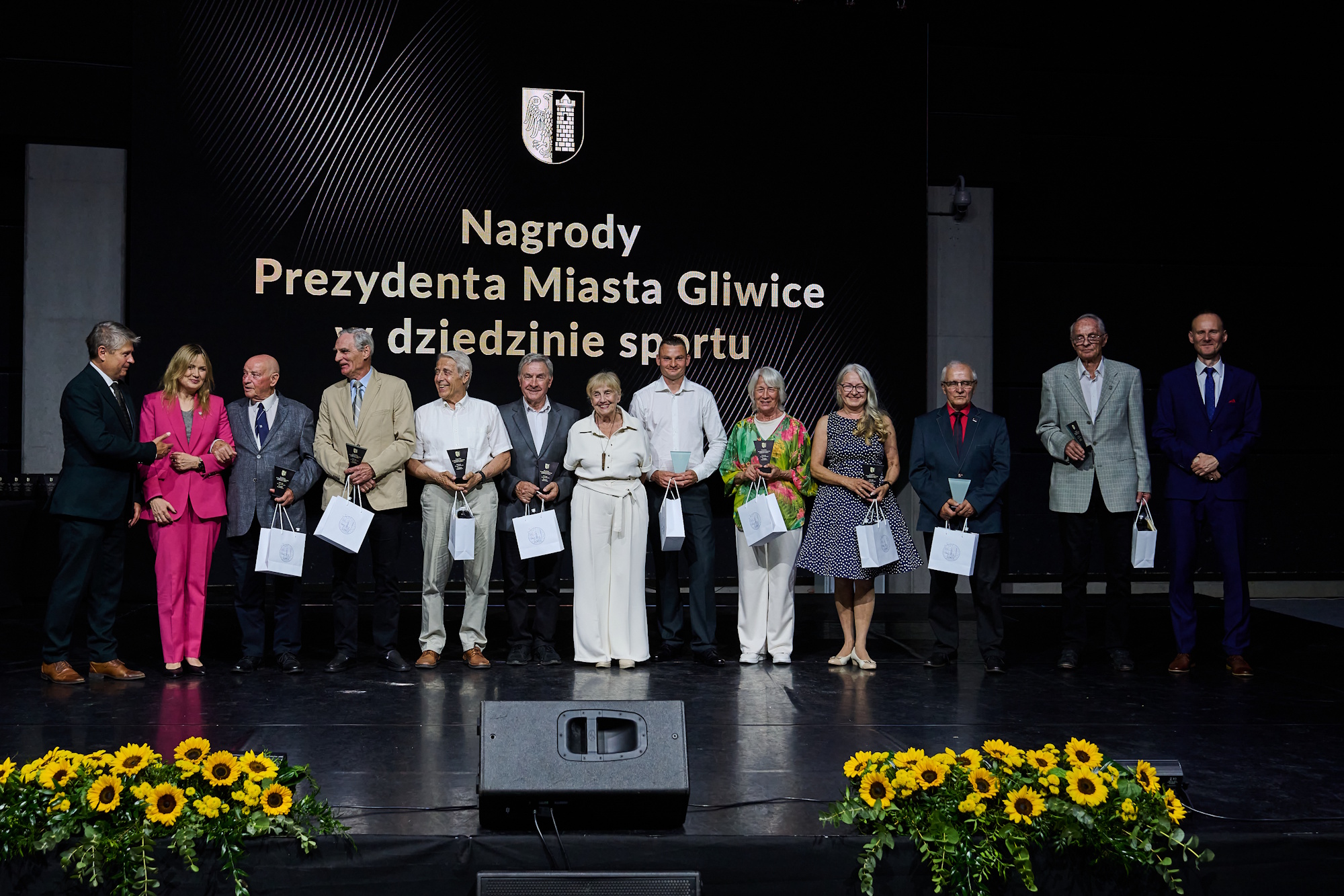 Nagrody i wyróżnienia Prezydenta Miasta Gliwice za wybitne osiągnięcia sportowe w 2025 roku odebrało w sumie 197 osób – 35 trenerów i 162 zawodników, w tym osoby z niepełnosprawnościami
