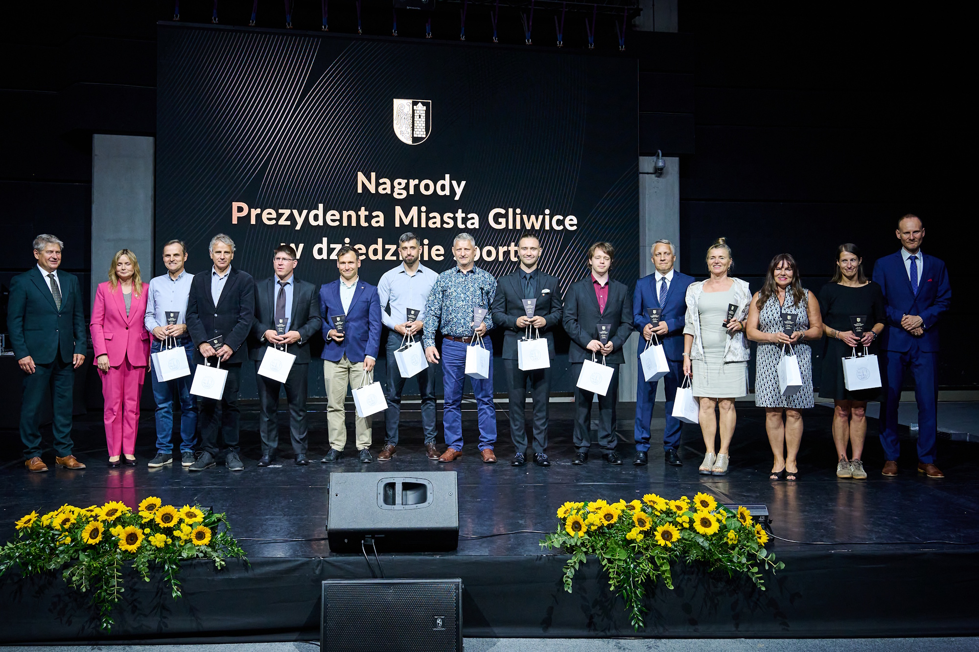 Nagrody i wyróżnienia Prezydenta Miasta Gliwice za wybitne osiągnięcia sportowe w 2025 roku odebrało w sumie 197 osób – 35 trenerów i 162 zawodników, w tym osoby z niepełnosprawnościami
