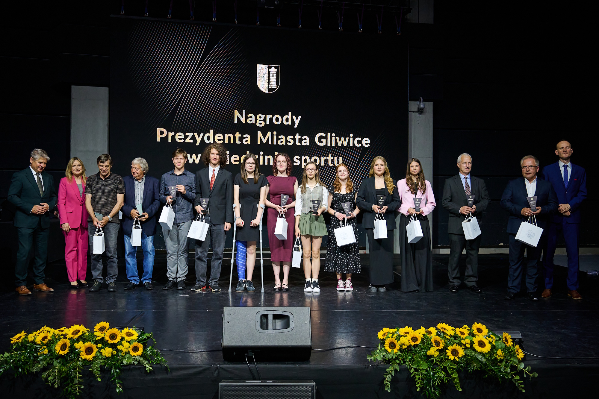 Nagrody i wyróżnienia Prezydenta Miasta Gliwice za wybitne osiągnięcia sportowe w 2025 roku odebrało w sumie 197 osób – 35 trenerów i 162 zawodników, w tym osoby z niepełnosprawnościami