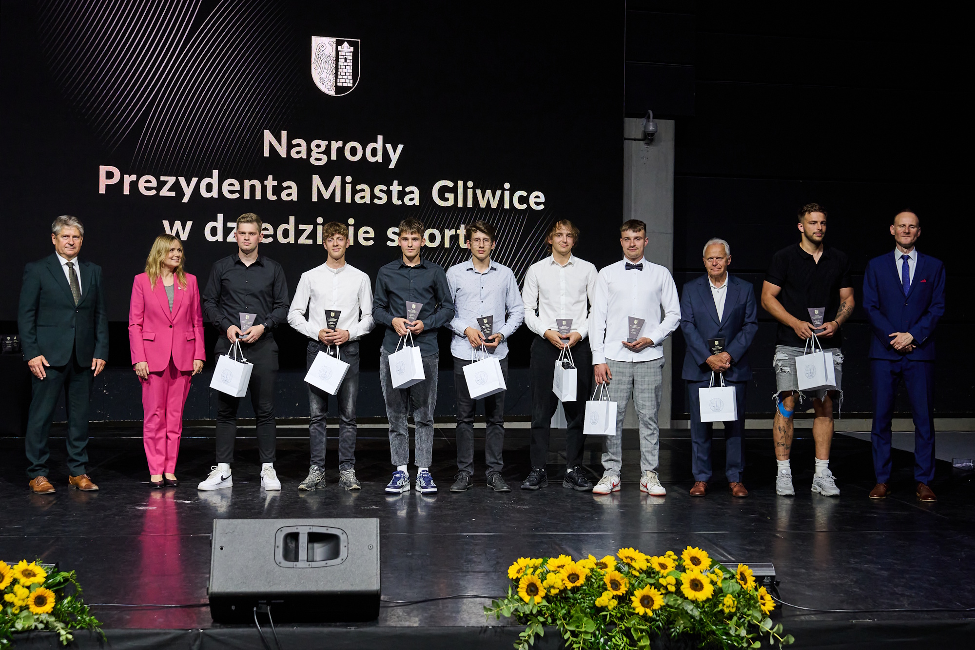 Nagrody i wyróżnienia Prezydenta Miasta Gliwice za wybitne osiągnięcia sportowe w 2025 roku odebrało w sumie 197 osób – 35 trenerów i 162 zawodników, w tym osoby z niepełnosprawnościami