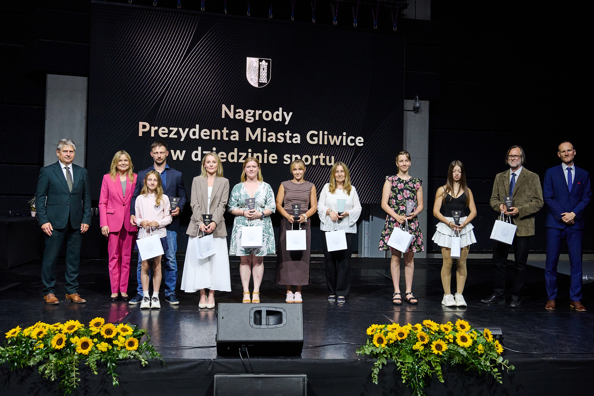 Nagrody i wyróżnienia Prezydenta Miasta Gliwice za wybitne osiągnięcia sportowe w 2025 roku odebrało w sumie 197 osób – 35 trenerów i 162 zawodników, w tym osoby z niepełnosprawnościami