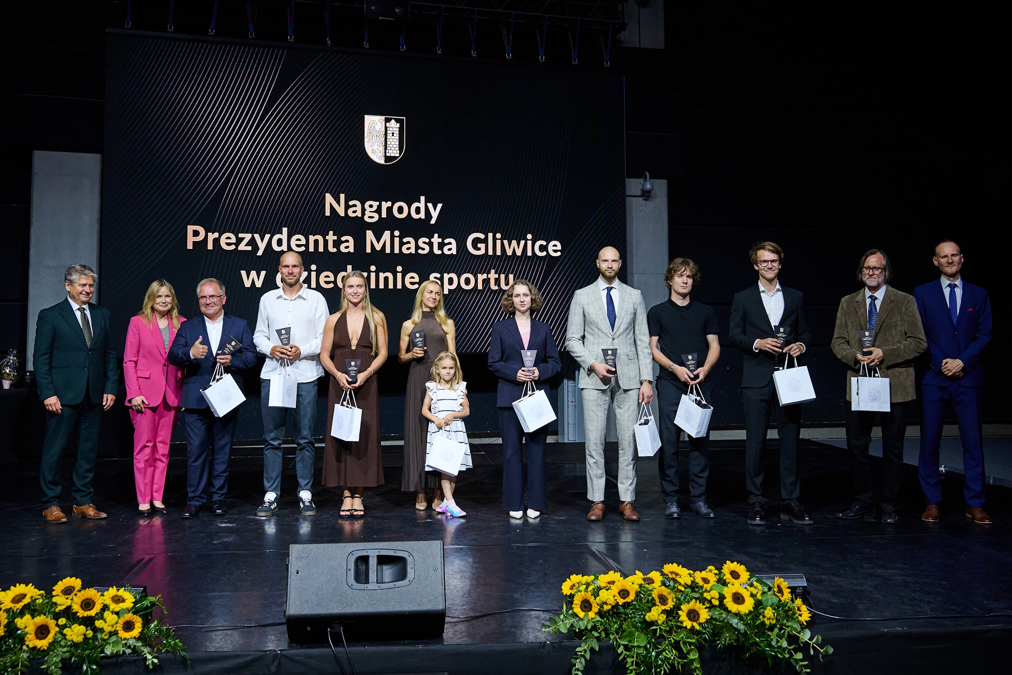 Nagrody i wyróżnienia Prezydenta Miasta Gliwice za wybitne osiągnięcia sportowe w 2025 roku odebrało w sumie 197 osób – 35 trenerów i 162 zawodników, w tym osoby z niepełnosprawnościami