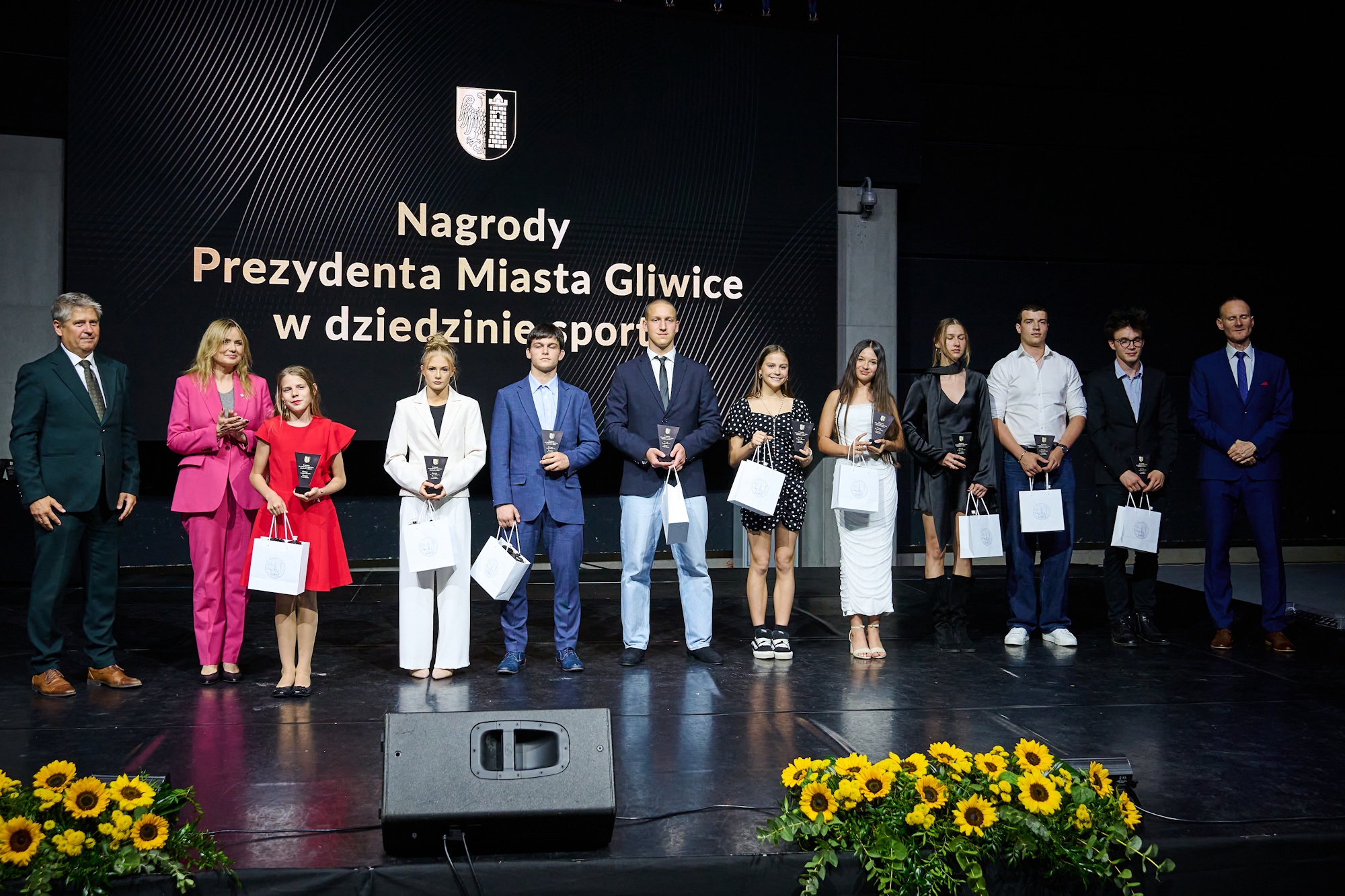 Nagrody i wyróżnienia Prezydenta Miasta Gliwice za wybitne osiągnięcia sportowe w 2025 roku odebrało w sumie 197 osób – 35 trenerów i 162 zawodników, w tym osoby z niepełnosprawnościami