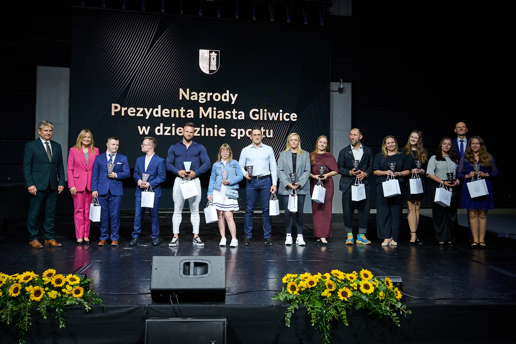 Nagrody i wyróżnienia Prezydenta Miasta Gliwice za wybitne osiągnięcia sportowe w 2025 roku odebrało w sumie 197 osób – 35 trenerów i 162 zawodników, w tym osoby z niepełnosprawnościami