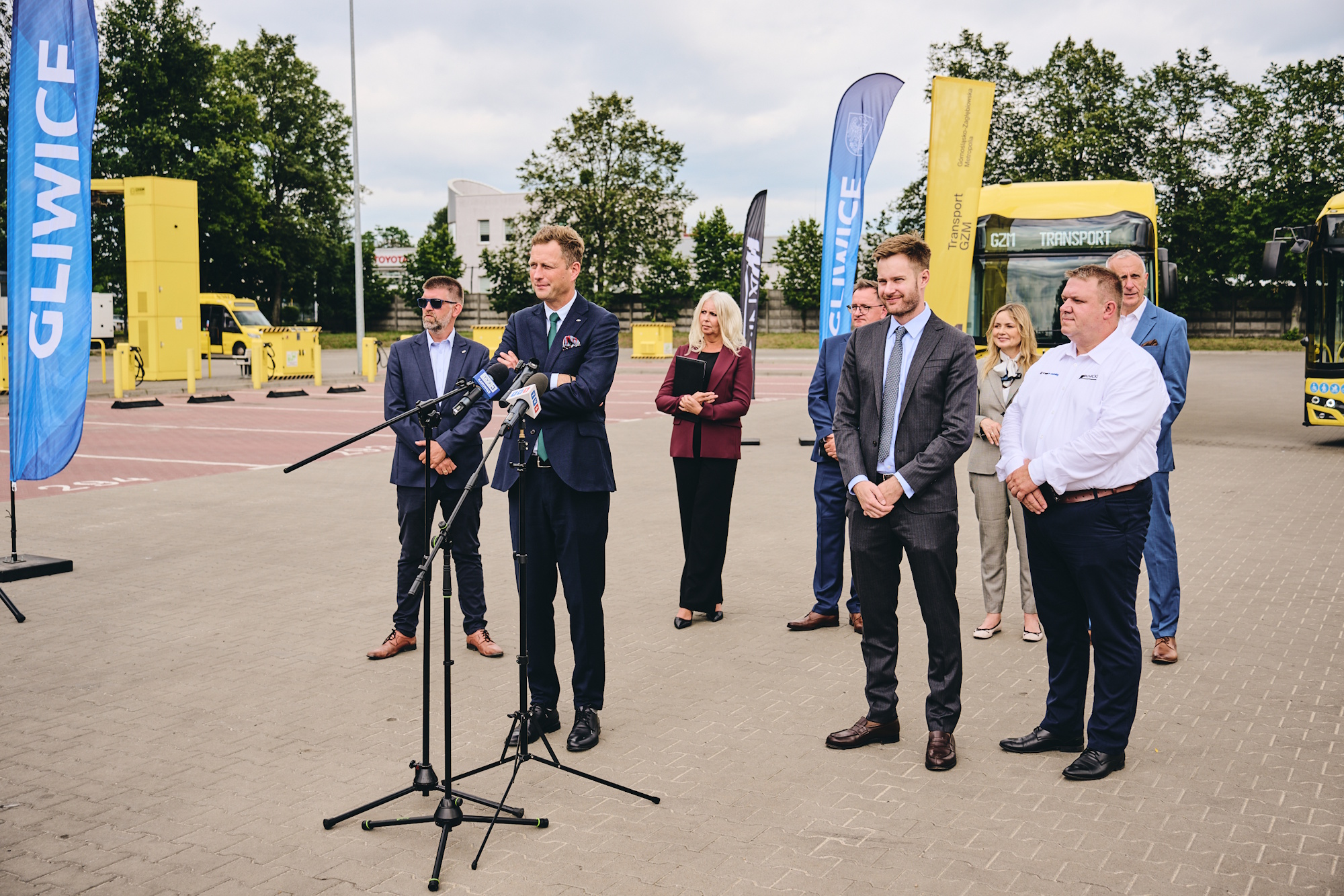 Przegubowe pojazdy, zakupione przez Górnośląsko-Zagłębiowską Metropolię, mogą przewieźć do 121 pasażerów, mają niską podłogę na całej długości, klimatyzację, rampę dla wózków oraz system informacji pasażerskiej działający w czasie rzeczywistym