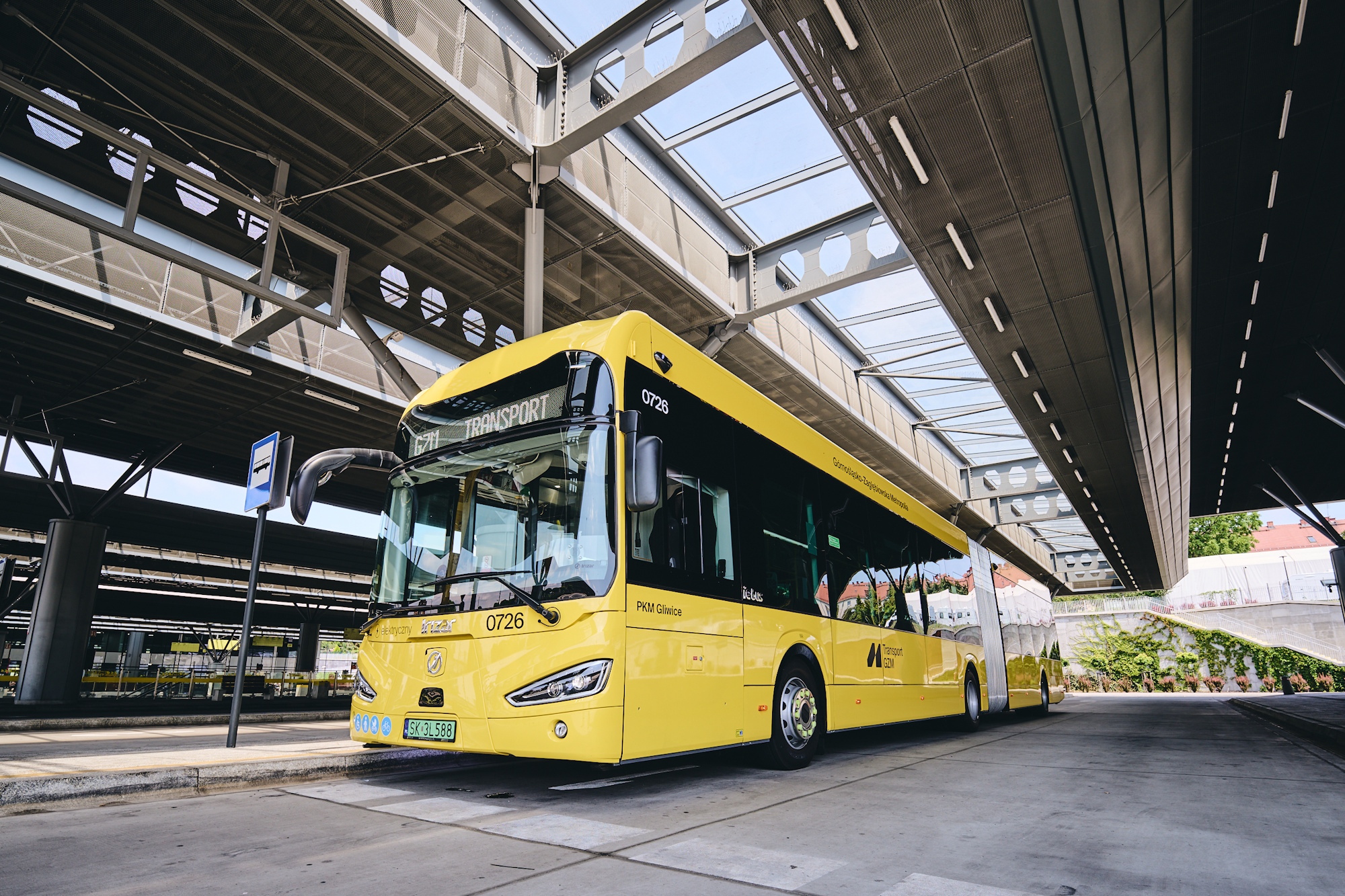 Przegubowe pojazdy, zakupione przez Górnośląsko-Zagłębiowską Metropolię, mogą przewieźć do 121 pasażerów, mają niską podłogę na całej długości, klimatyzację, rampę dla wózków oraz system informacji pasażerskiej działający w czasie rzeczywistym