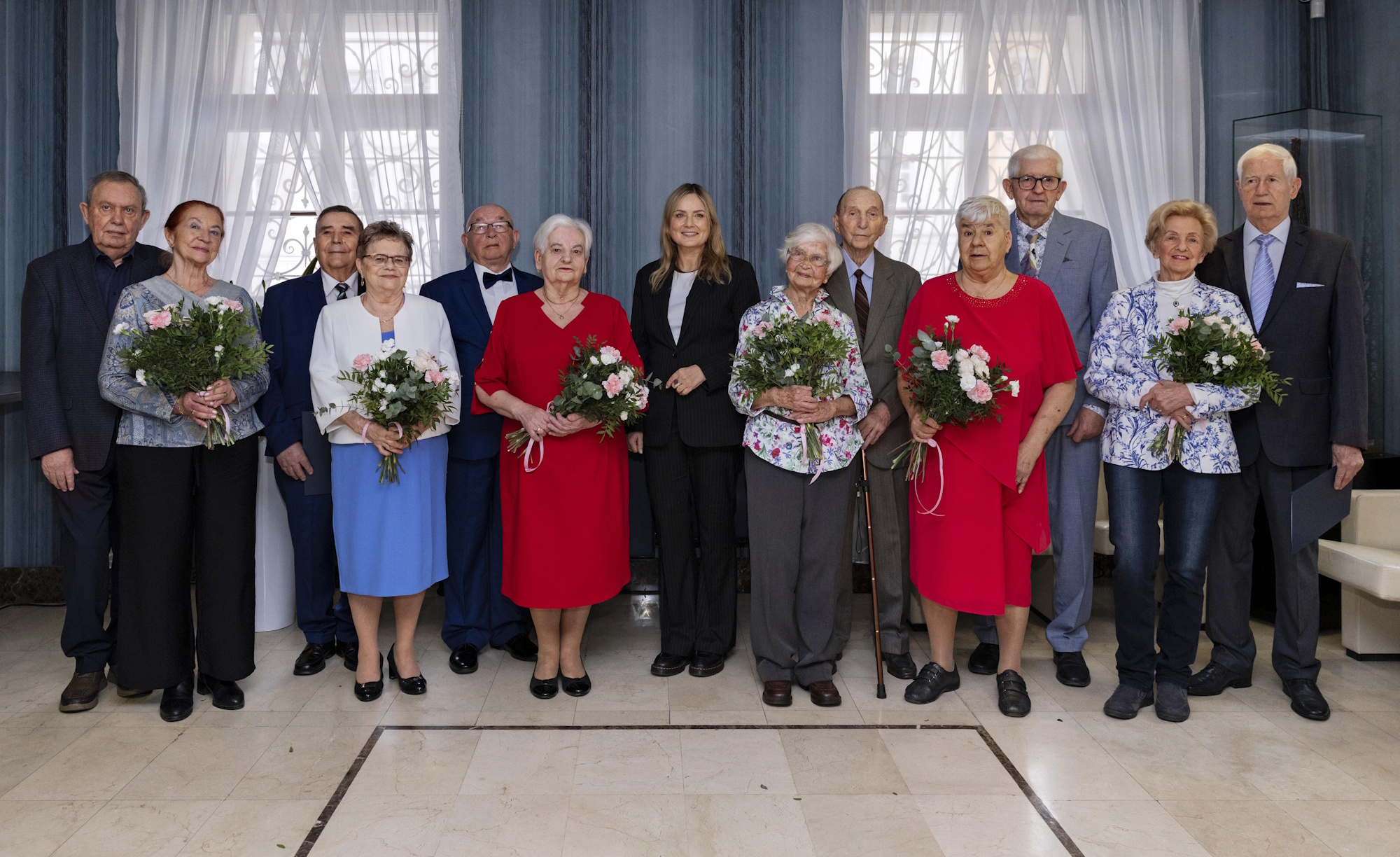 pary małżeńskie na wspólnej fotografii z prezydent Gliwic