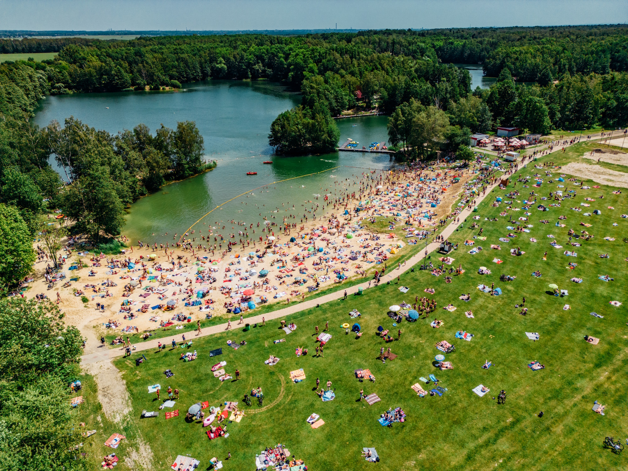plaża z ludźmi, ujęcie z góry