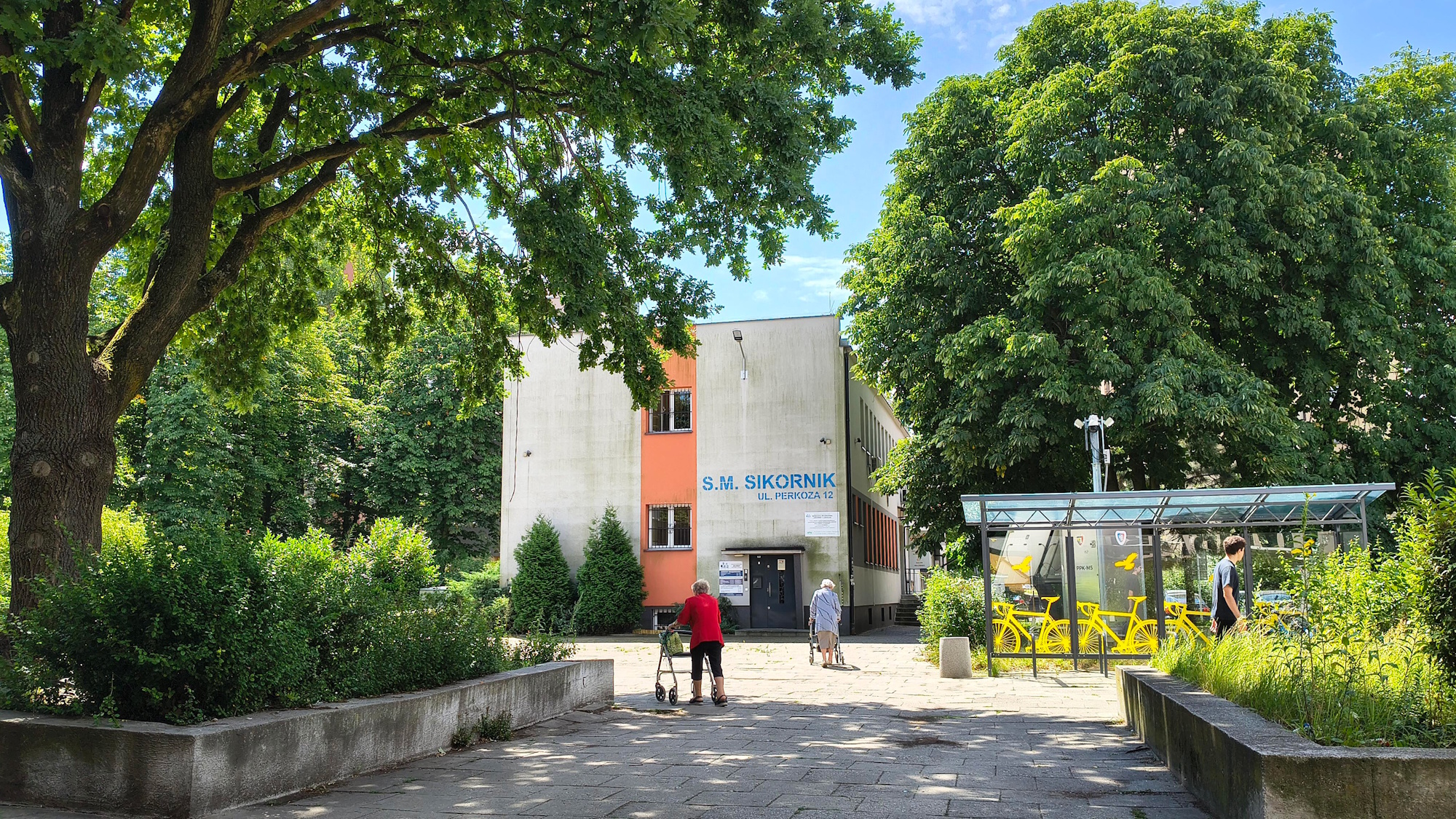 starsze panie na skwerku który zostanie zmodernizowany