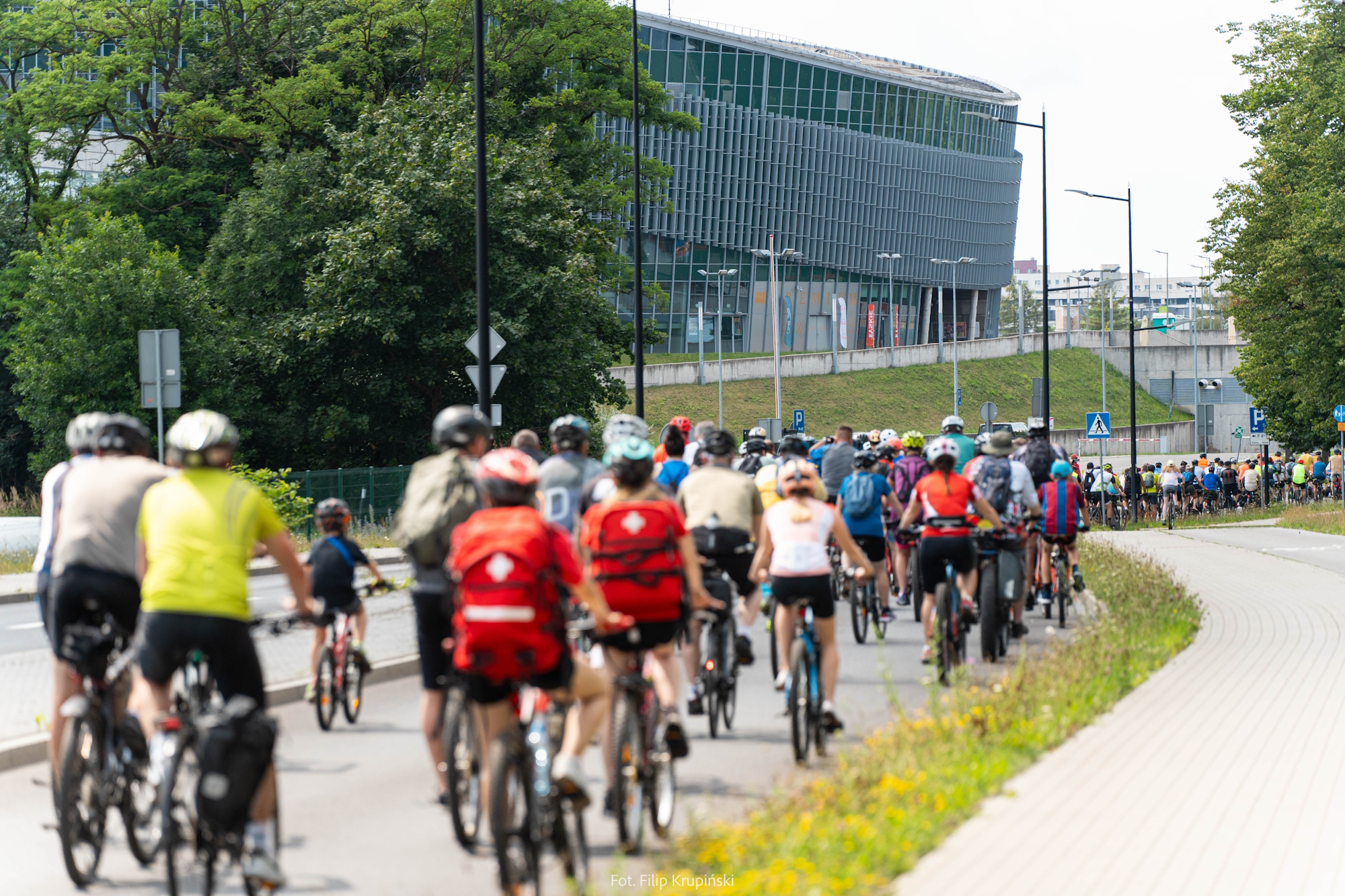 Rowerzyści jadą ścieżką przy PreZero Arenie Gliwice