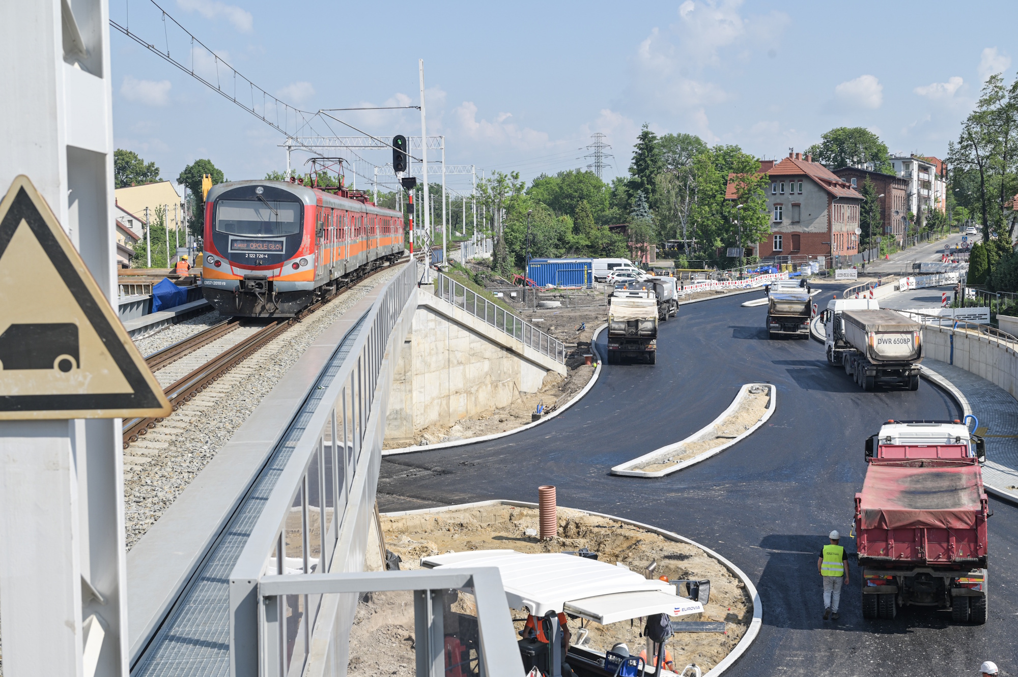 W gliwickich Łabędach trwa jedna z największych inwestycji ostatnich lat. Polskie Linie Kolejowe SA modernizują perony i torowisko oraz budują nowy wiadukt ze stacją, a w ścisłej koordynacji z nimi Miasto Gliwice kompleksowo przebudowuje okoliczny układ drogowy