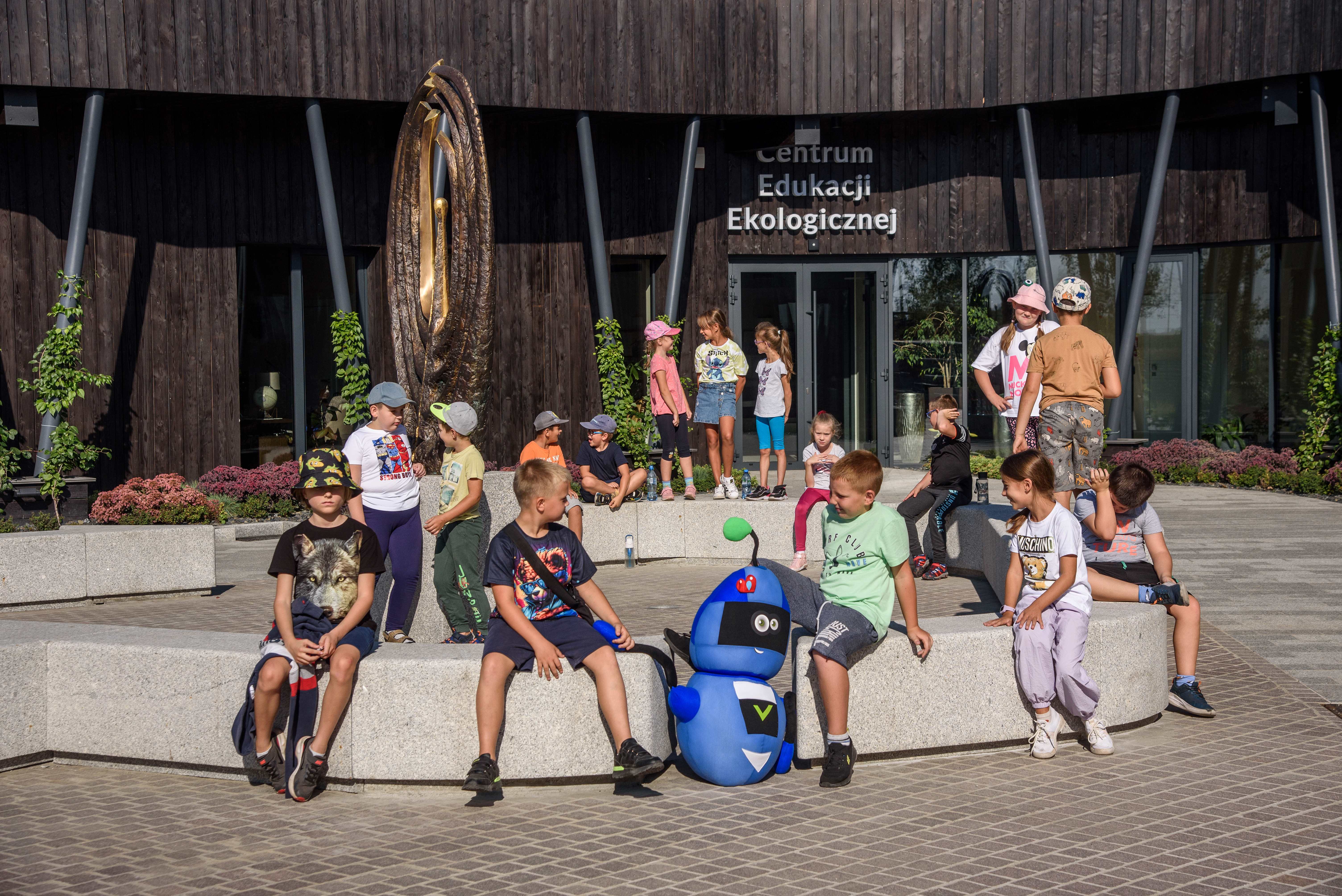 Dzieci przed Centrum Edukacji Ekologicznej