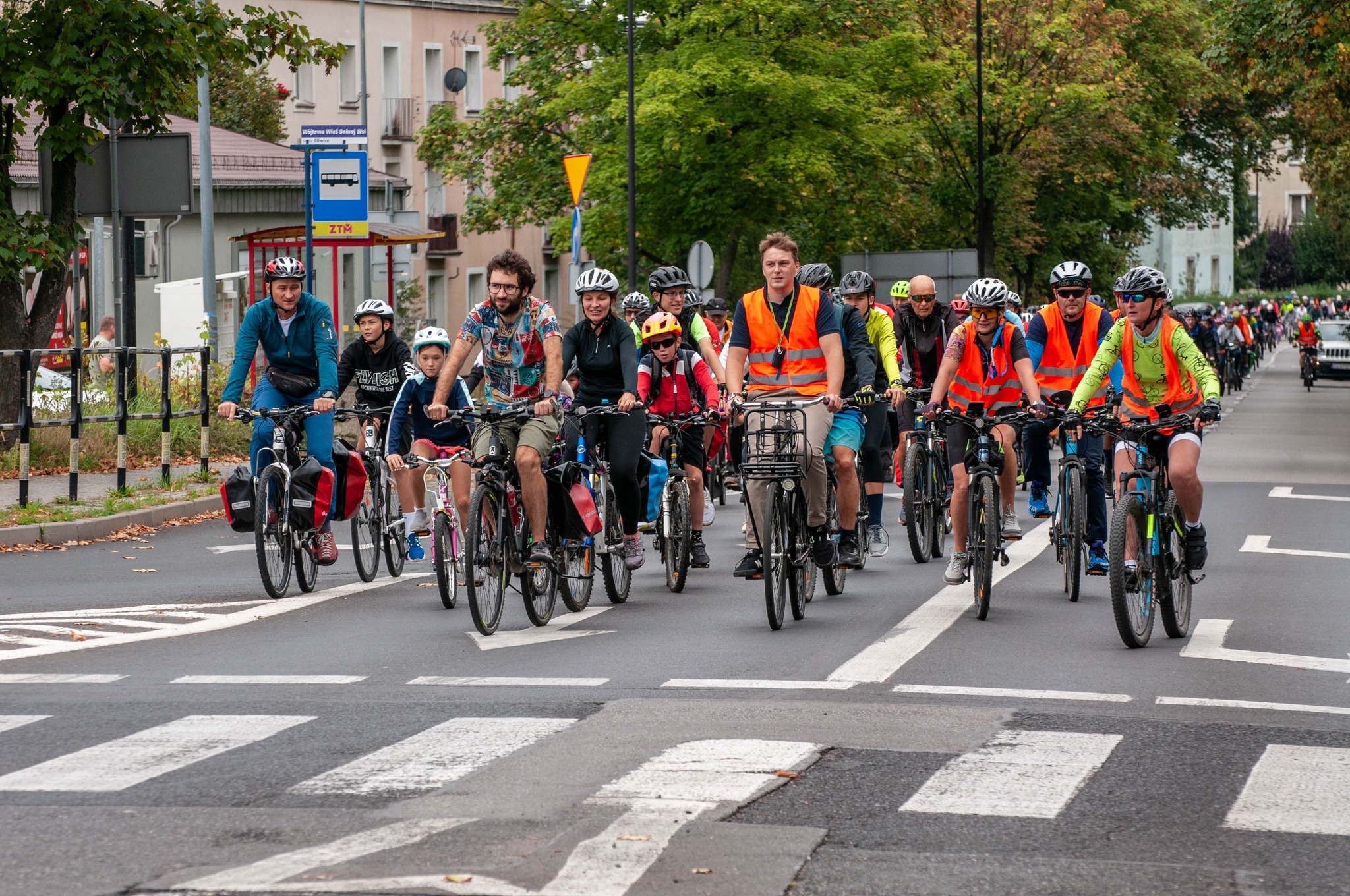 Rowerzyści jadący ulicami Gliwic