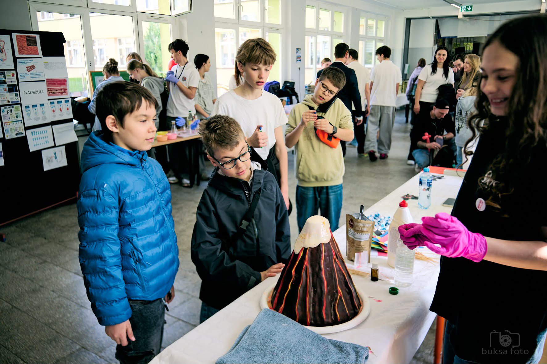 troje młodych ludzi przy stole z wulkanem