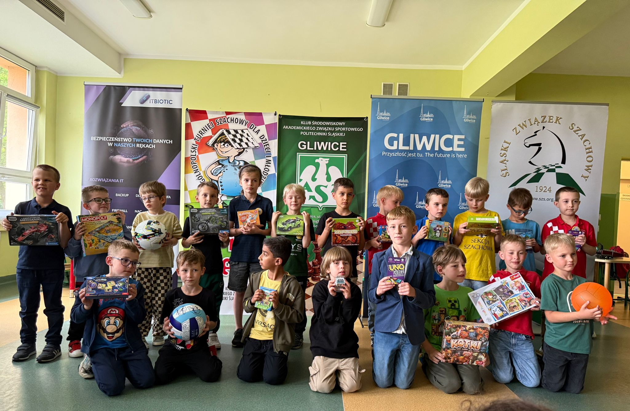 grupa dzieci z pudełkami na korytarzu szkolnym