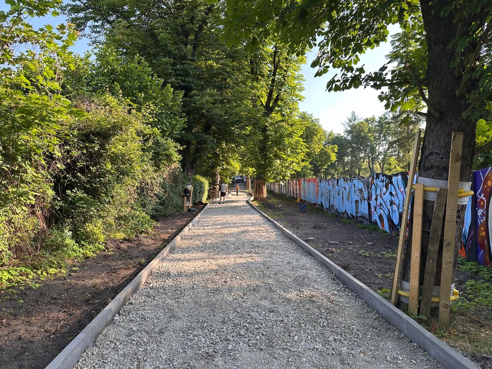 Budowa 200-metrowego ciągu pieszo-rowerowego w miejscu nieutwardzonego skrótu łączącego ul. Jasnogórską z ul. Feliksa Orlickiego (pomiędzy ogrodami działkowymi a terenem Szkoły Podstawowej nr 6) jest coraz bardziej zaawansowana