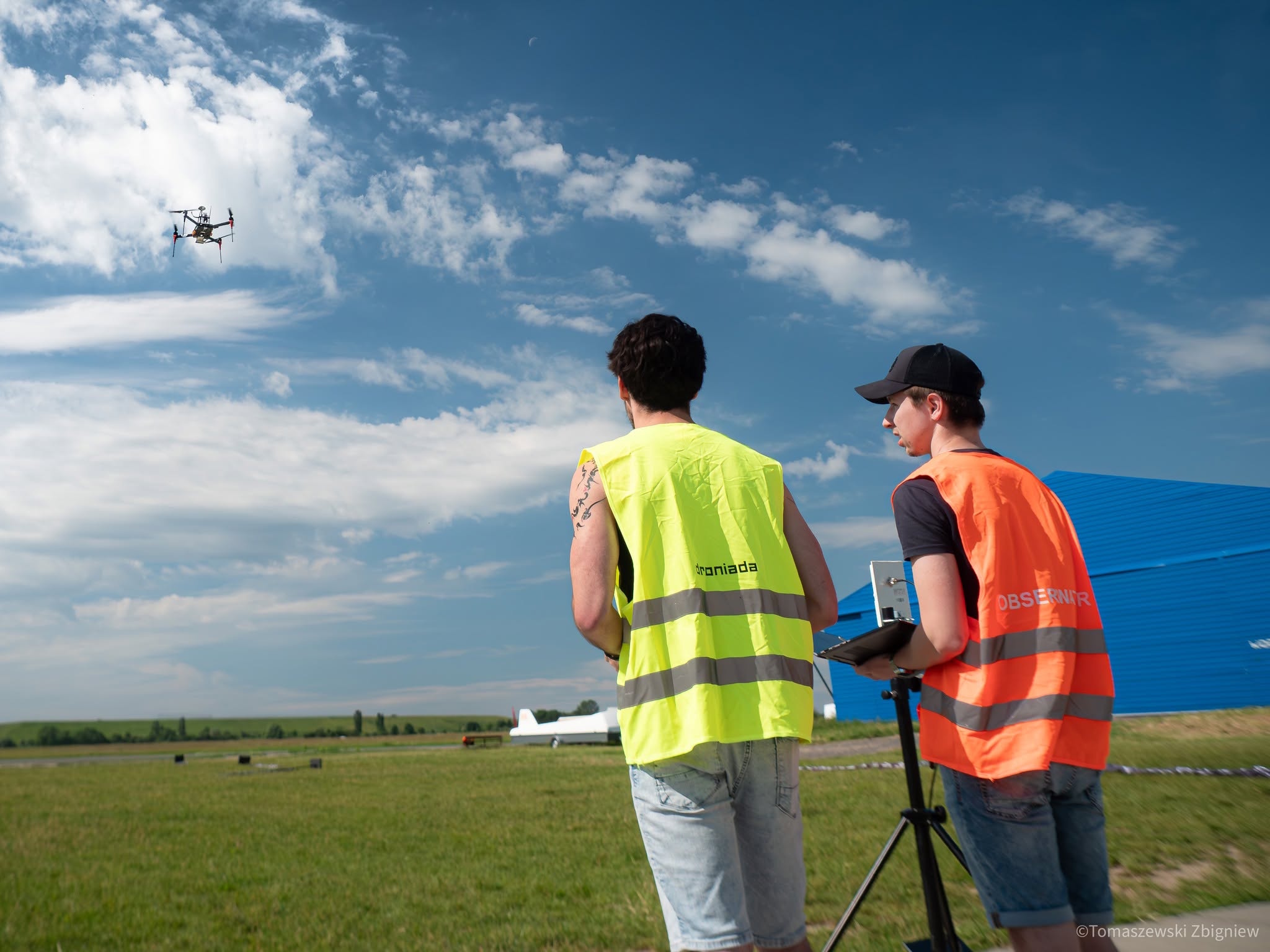 Operatorzy sterujący dronem na gliwickim lotnisku