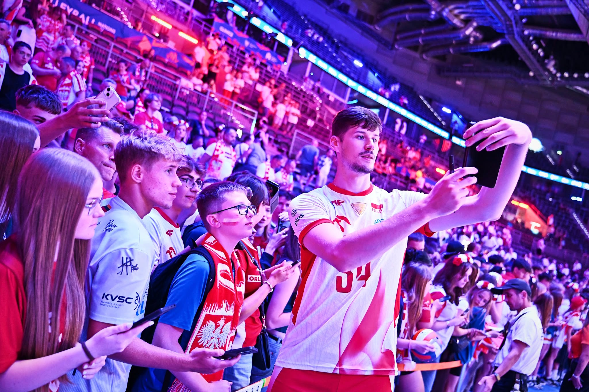 Polski siatkarz robiący sobie zdjęcie z kibicami