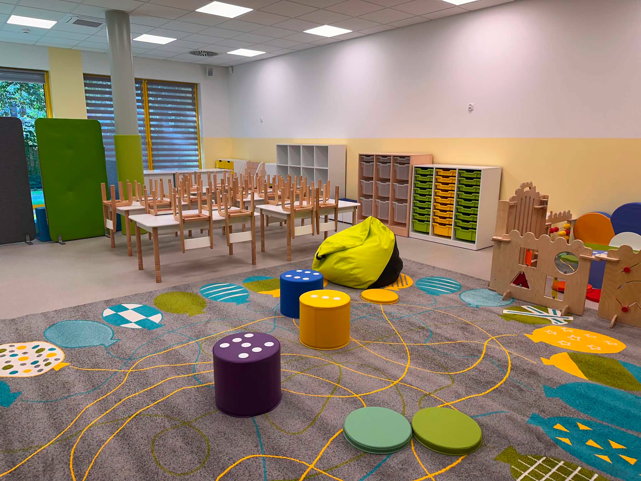 sala z kolorowym wyposażeniem