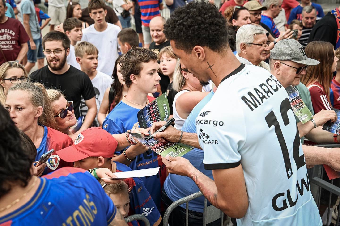 Zawodnik rozdający autografy