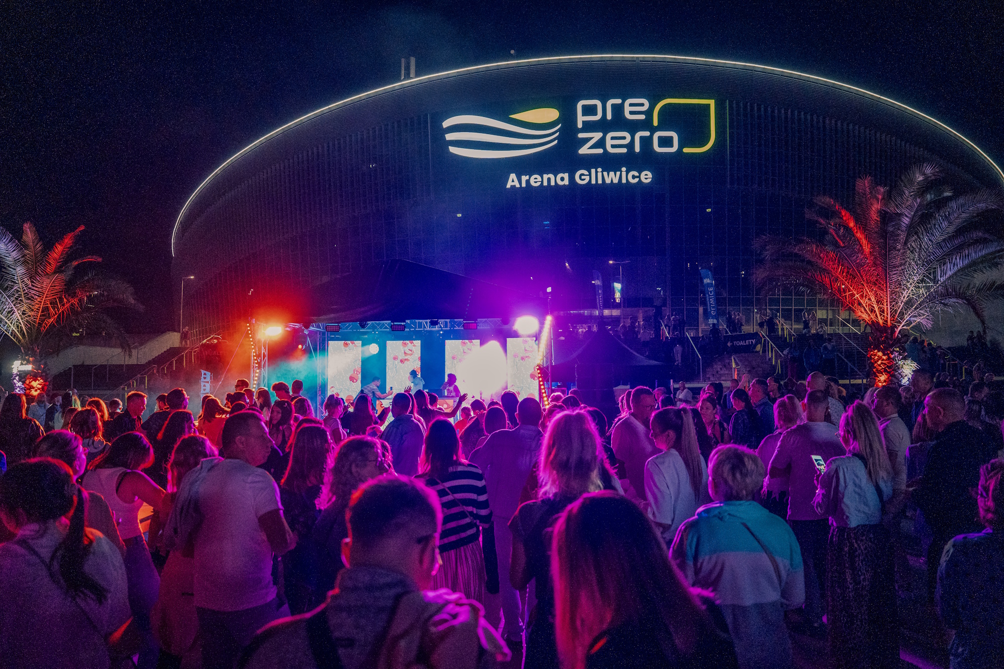 Ludzie przed Areną