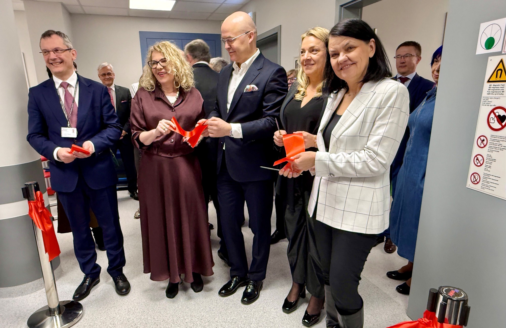 ludzie stojący w holu instytutu