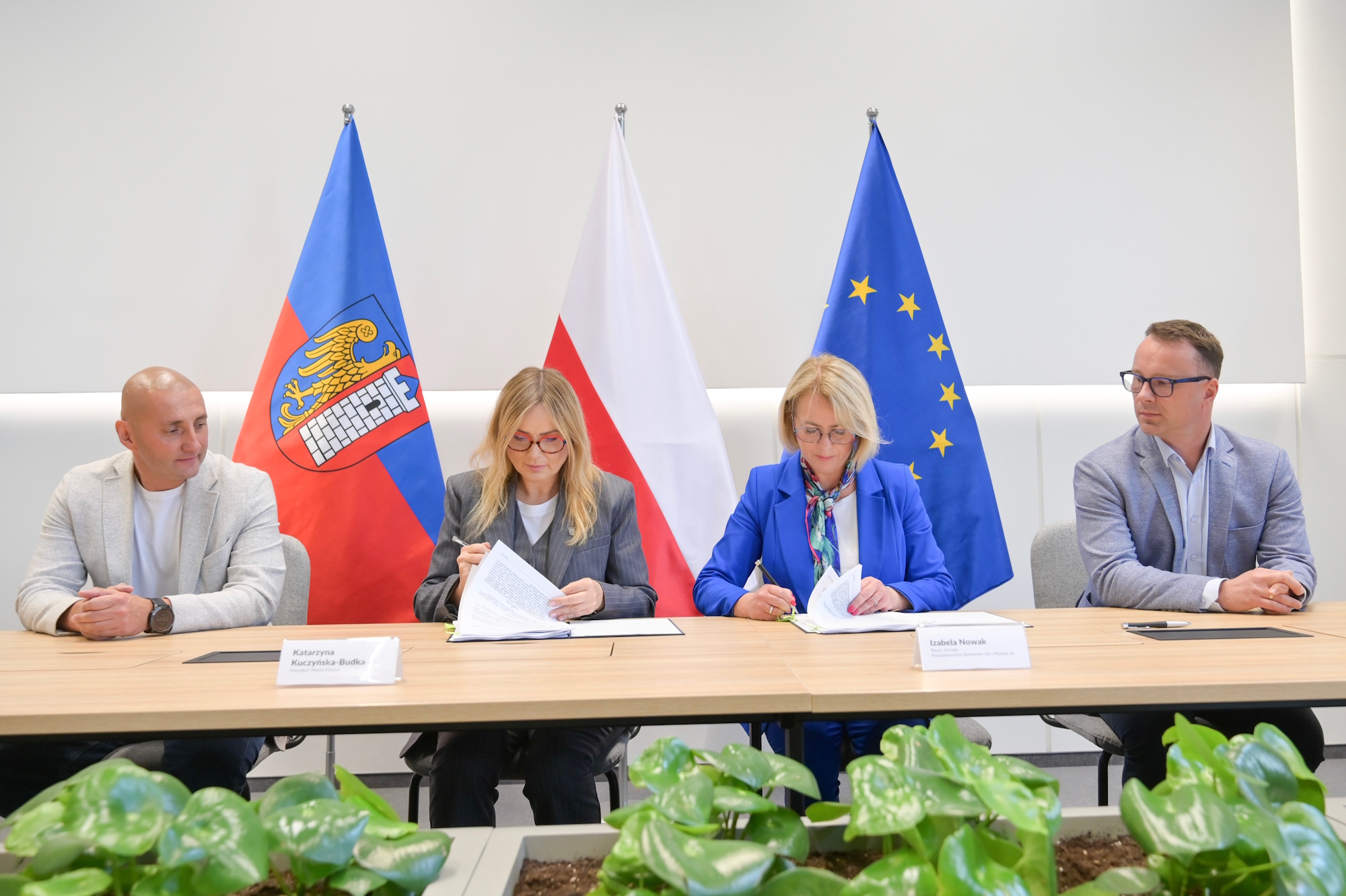 Przebudowana jezdnia i skrzyżowania, niemal 3 kilometry wydzielonej drogi rowerowej, nowe chodniki, przystanki i oświetlenie – tak po zakończeniu inwestycji zmieni się ulica Chorzowska. 17 czerwca Gliwice podpisały umowę na realizację jednej z największych i najbardziej wyczekiwanych inwestycji drogowych w mieście