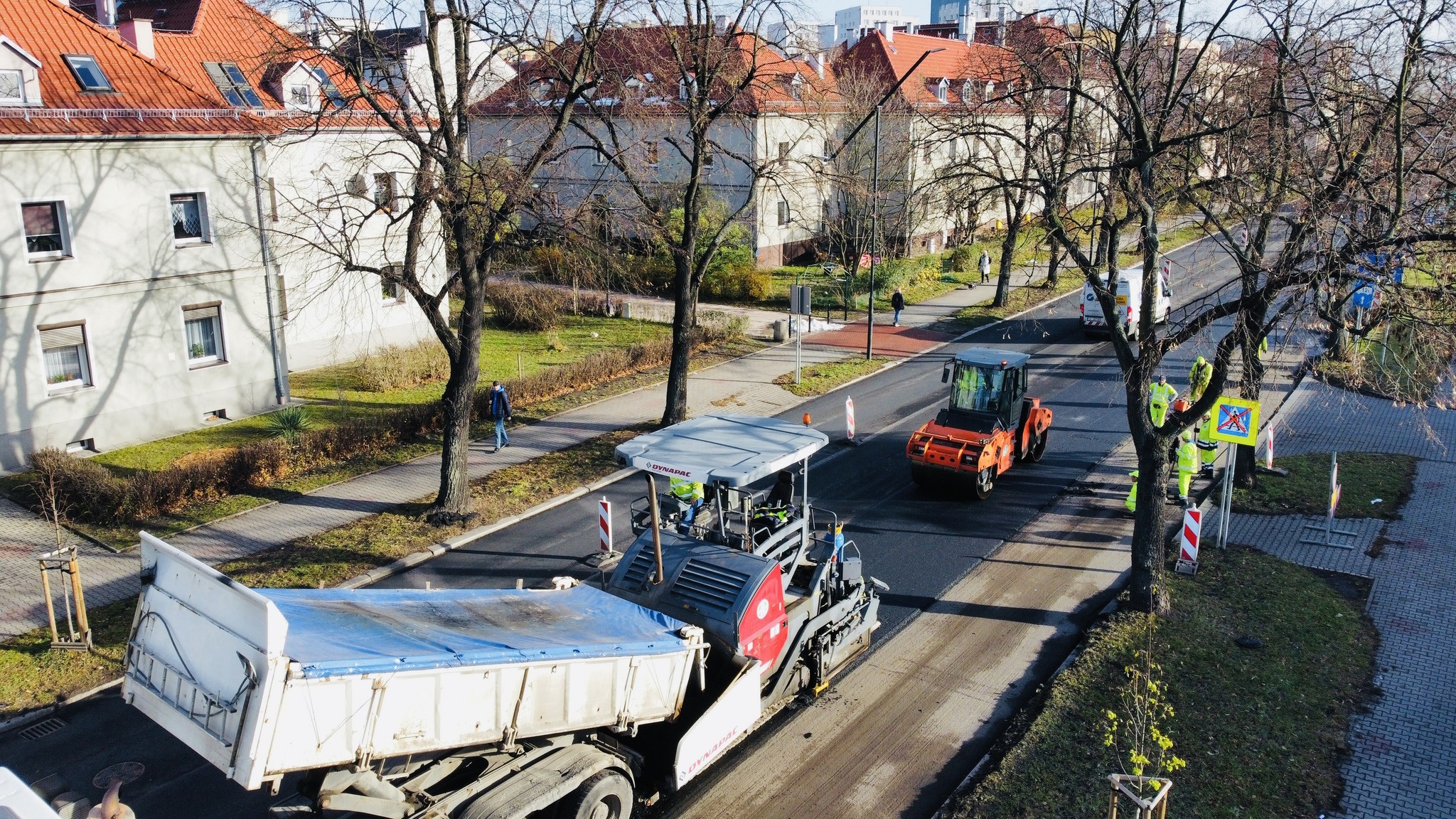 samochody ekipy remontowej na ulicy. 