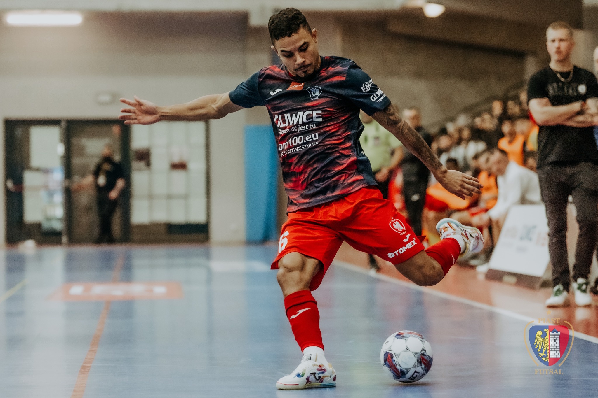 Zawodnik Piasta Gliwice Futsal kopiący piłkę