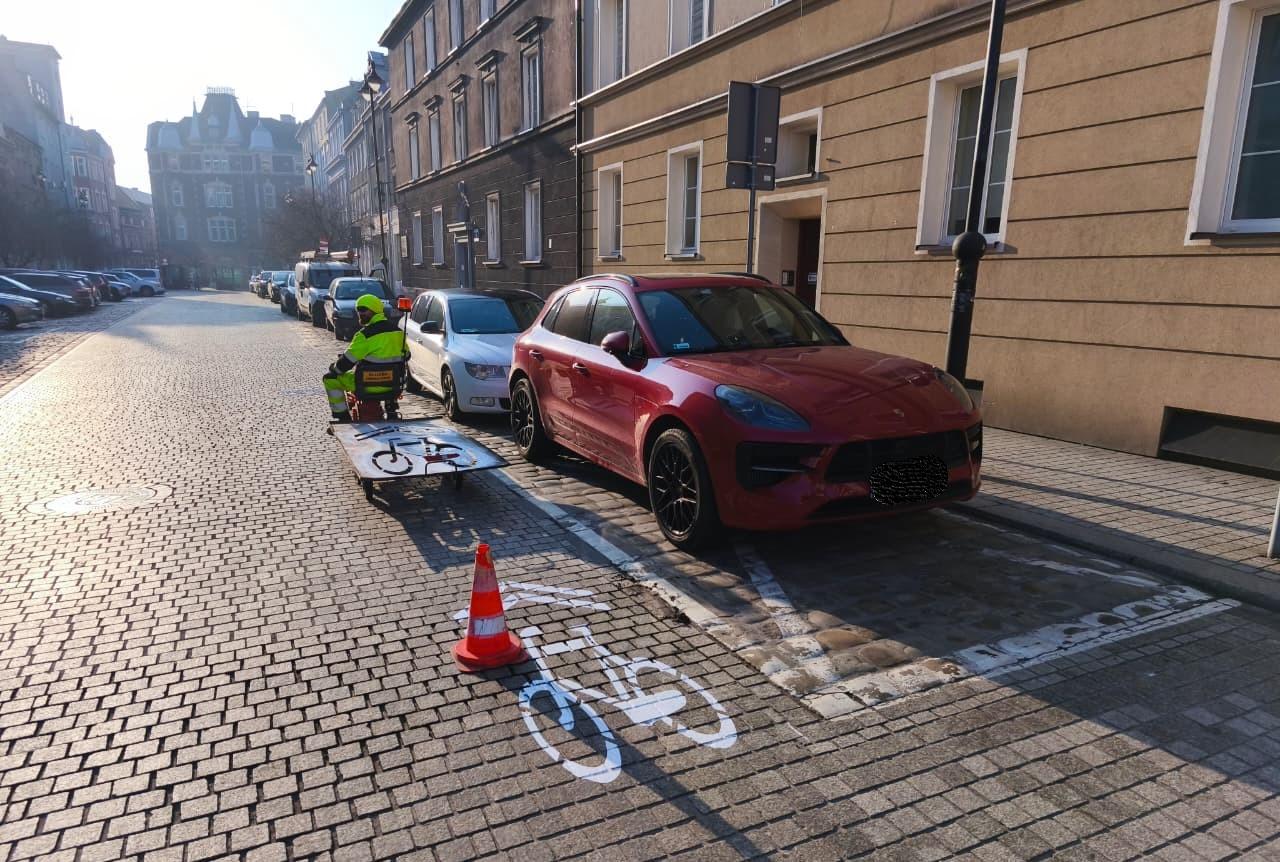 Na brukowanej ulicy malowany jest symbol roweru